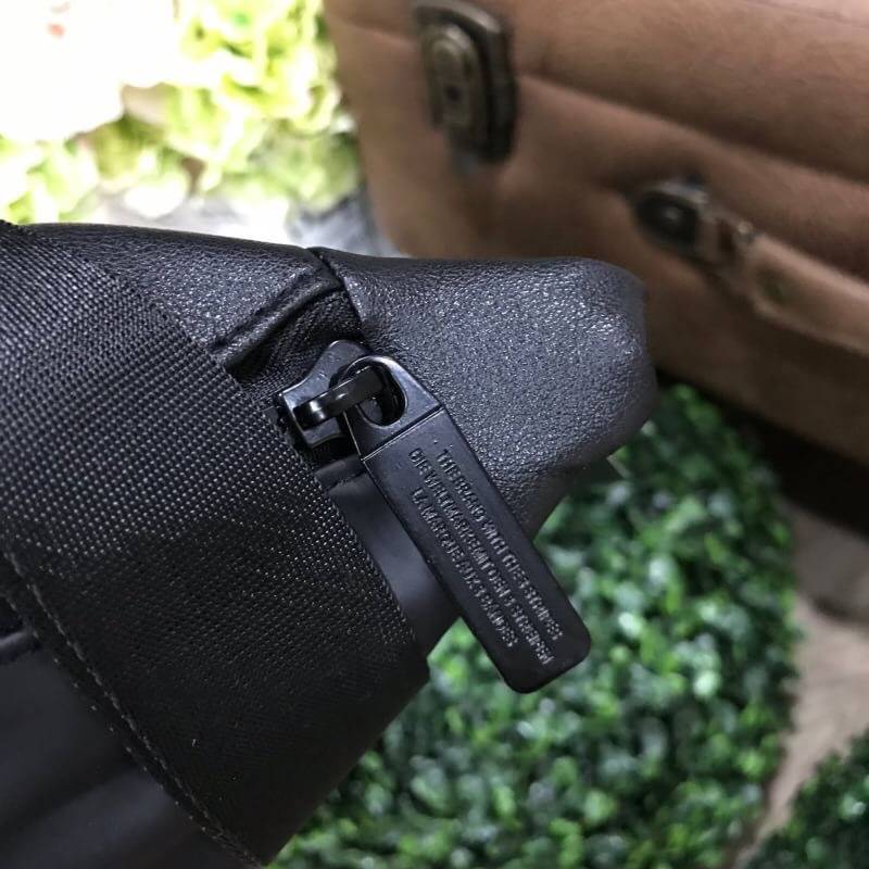 Adidas Waist Bag กระเป๋าสะพายสไตล์สปอร์ตแบบคาดเอวหรือคาดอกดีไซน์สุดฮิตใช้ได้ทั้งชายและหญิง วัสดุไนล่อนเนื้อแมทแบบนิ่มด้านหลังเป็นหนังเรียบ กันน้ำทำความสะอาดง่าย ขนาดกำลังดี น้ำหนักเบา ด้านหน้ามีโลโก้แบรนด์ เปิดปิดด้วยซิปสะดวกใช้ หัวซิปแบรนด์ สายสะพายเลื่อ