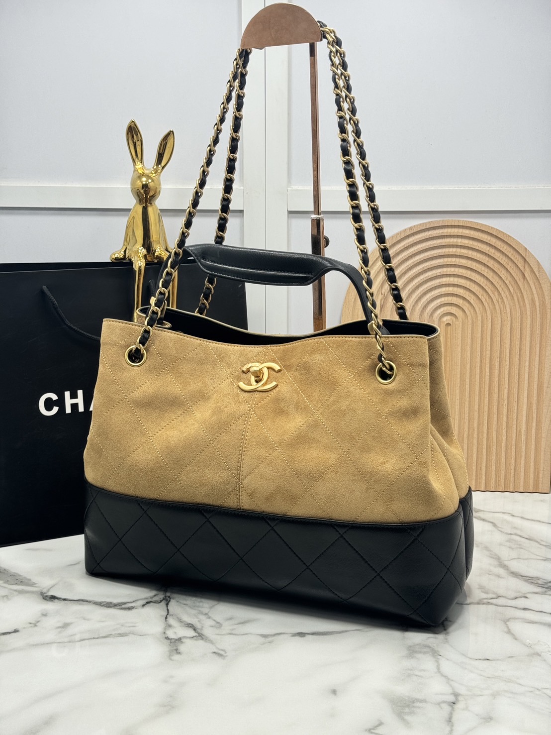 ORI หนังแท้ | CHANEL Shopping Bag 25A Suede Bag กระเป๋าช้อปปิ้งทรงโท้ทหนังกลับสีทูโทน ในคอล Métiers Dart 2024/25 ดีไซน์ใหม่หนังกำมะหยี่โทนน้ำตาล ใช้งานง่าย สวยหรูดูแพง