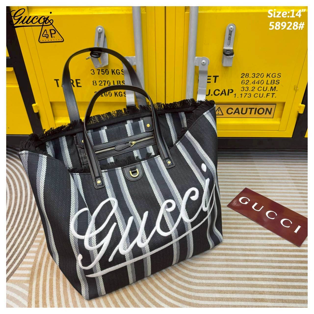 Gucci Embroidered large canvas tote bag Variation multicolor canvas กระเป๋าสะพายทรงโท้ทใบใหญ่ โดดเด่นผ้าแคนวาสฝ้ายลายทางสะดุดตา ตกแต่งด้วยงานปักลาย Gucci ด้านหน้า คอลเลคชั่นฤดูใบไม้ผลิ/ฤดูร้อน 2025