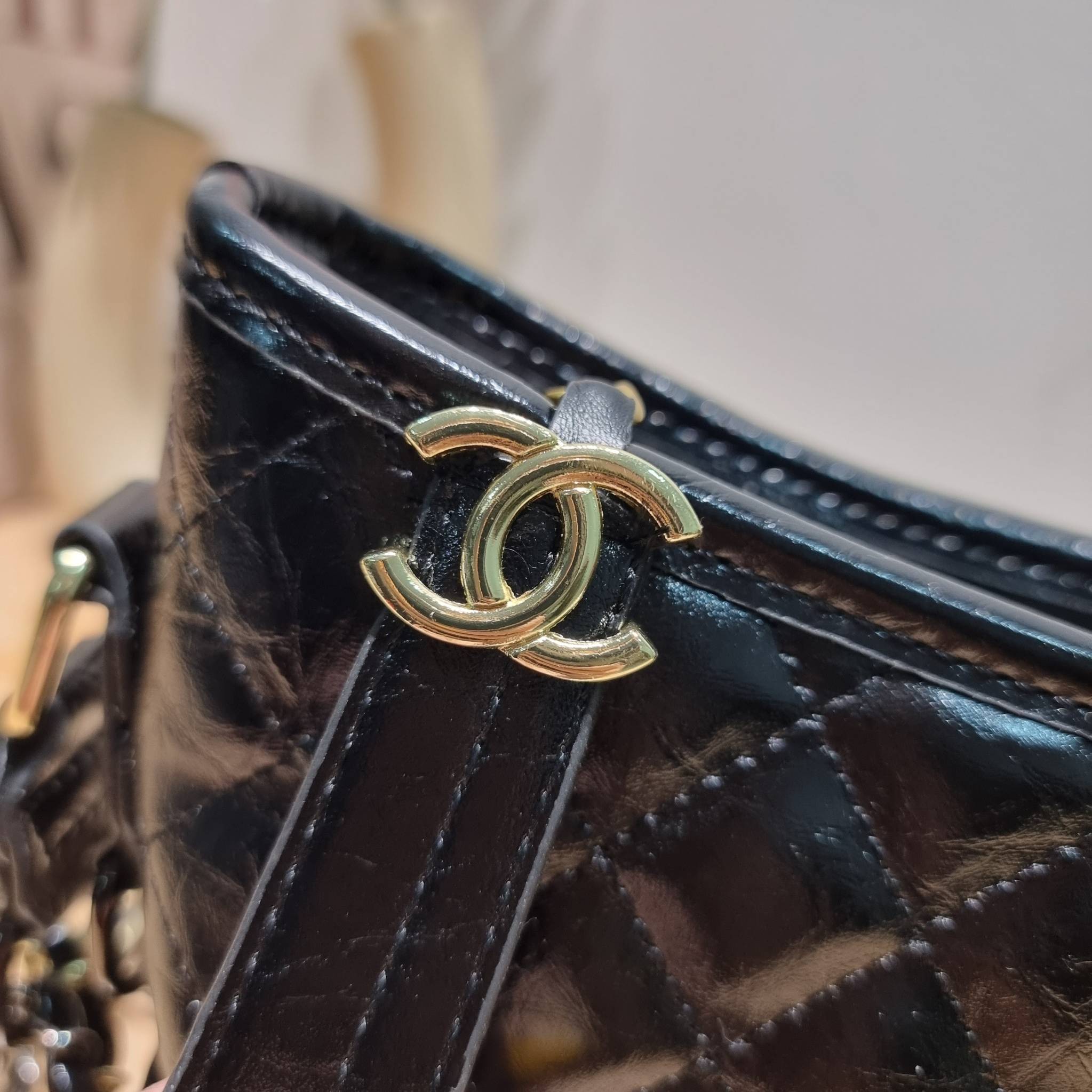 CHANEL GIFT SET สุดหรูชวนให้สะสมส่งท้ายปี กับไอเท็มลิมิเต็ดและ best seller พร้อมเสิร์ฟครบชุด สุดคุ้ม มาพร้อมกระเป๋าสะพายถึง 2 ใบ เด็ดทั้งคู่ๆ วัสดุหนังวัว และยังไม่พอ มีกระเป๋าสตางค์แถมให้ไปอีก 1ใบ สวยครบจบในเซ็ทเดียว!!