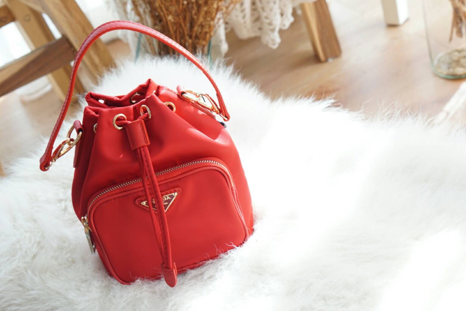 💕 PRADA 💕 Prada Bucket bag!! กลับมาอีกรอบค่า สาวๆถามกันเยอะมากจิงๆ รอบนี้จัดให้เปนหนังแท้มาเองเลย สวยกริ๊บ น่าใช้มากกกก มาพร้อมสายสะพายยาวหนังห๊อม หอม ซัปในตัวป้าย ตามสีกระเป๋า มีราคาไปอีก ทรงใช้ง่ายรูดสายยาวปิดเปิดใส่ของได้เยอะเชียวแหละ