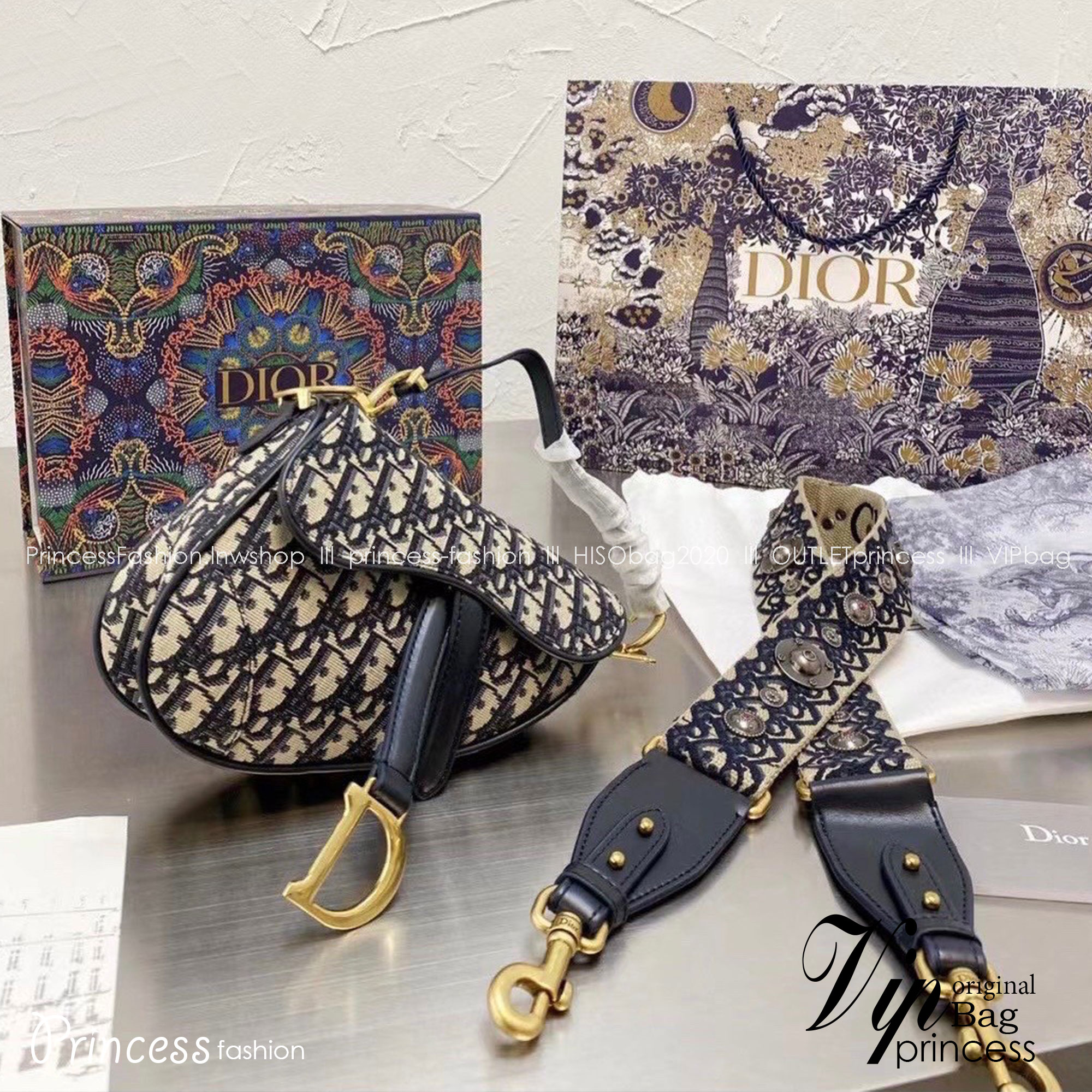 DIOR Mini Saddle Bag with Strap **รอบราคาพิเศษ** มาพร้อมสายครอสบอดี้สุดคุ้ม กระเป๋ารุ่นยอดนิยม งานผ้าแจ็คการ์ดลาย Oblique ลูกเล่นห้อยด้วยตัวอักษร D ตรงหูหิ้วมีกิมมิค CD สีทอง