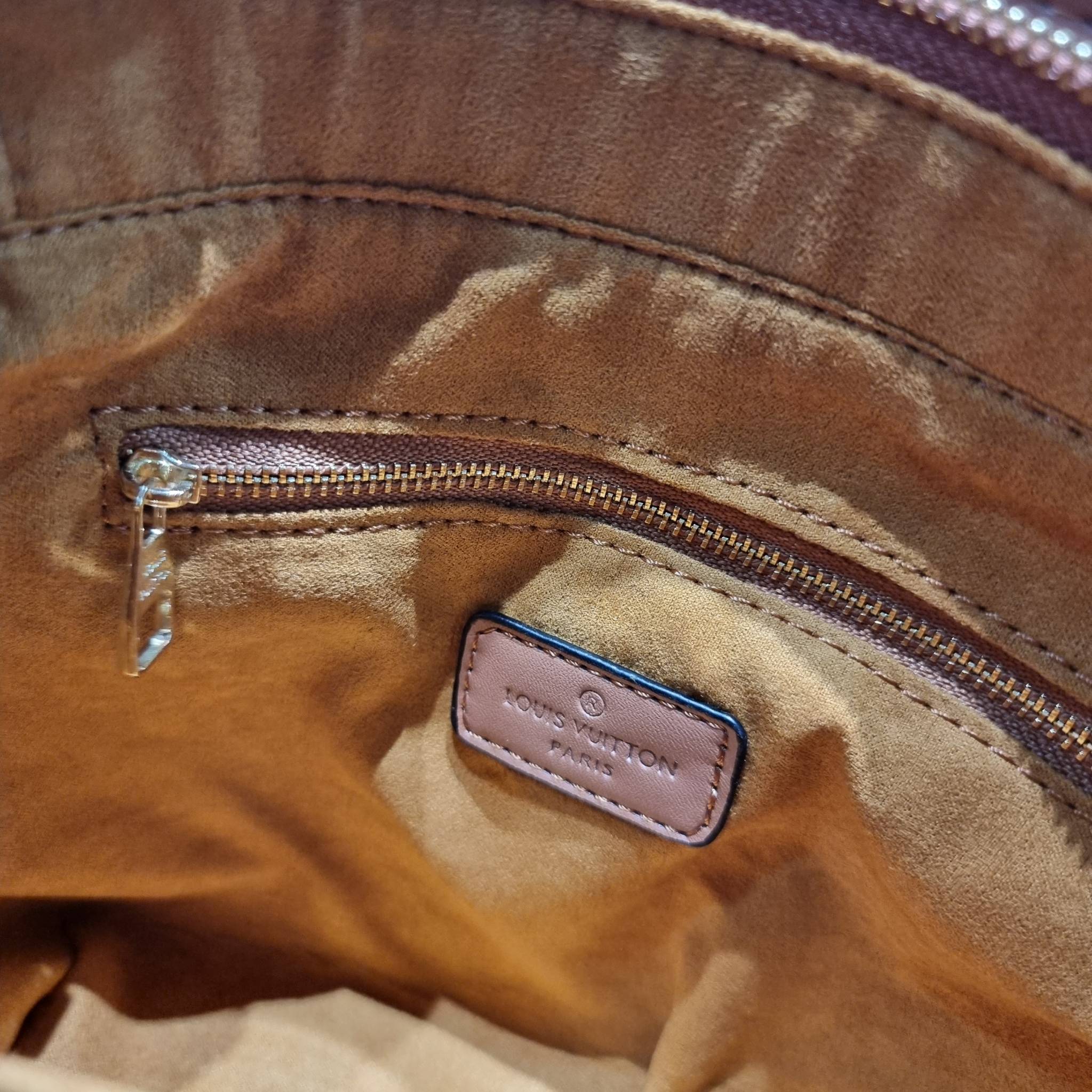 LV PETIT BUCKET BAG ไอเท็มเอ็กซ์คลูซีพจัดมาให้สาวๆโดยเฉพาะ!! กับกระเป๋าสะพายรุ่นลิมิเต็ดหายาก รูปทรงสวยงามสานเต็มใบ และยังโดดเด่นด้วยโลโก้ สีโทนอุ่น