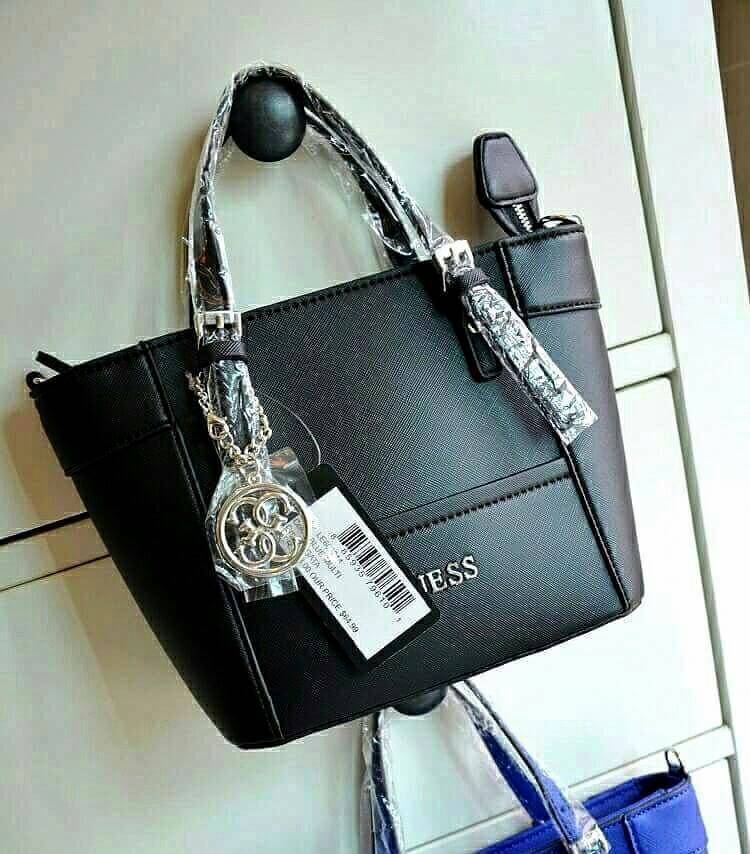 GUESS SAFFIANO MINI CROSS BODY BAG Best aellwr กระเป๋าถือหรือสะพายรุ่นยอดนิยมจาก GUESS หนัง Saffiano สวยอยู่ทรงสไตล์ PRADA ขนาดกำลังดี เบา ด้านหน้าประดับ logo brand มาพร้อมพวงกุญแจแบรนด์ห้อยที่หูกระเป๋า ถอดเเยกใช้ได้ เปิดปิดด้วยซิปสะดวกใช้ ภายในมี โลโก้ ช