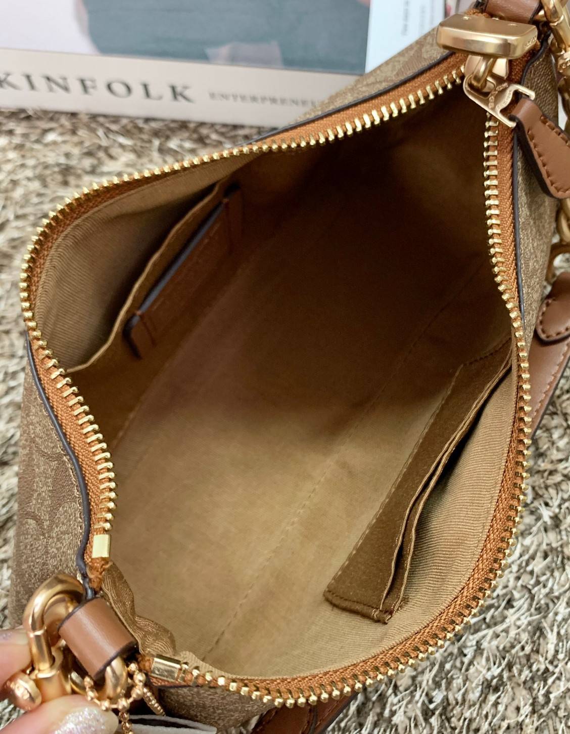 พร้อมส่งครบสี สวยทุกสีเลยค่า😘 ((CA173//CA209//CA548)) COACH TERI SHOULDER BAG 🔹กระเป๋าทรงพอช ในรูปแบบหนังแท้ หนังนิ่มสวยมากค่ะ