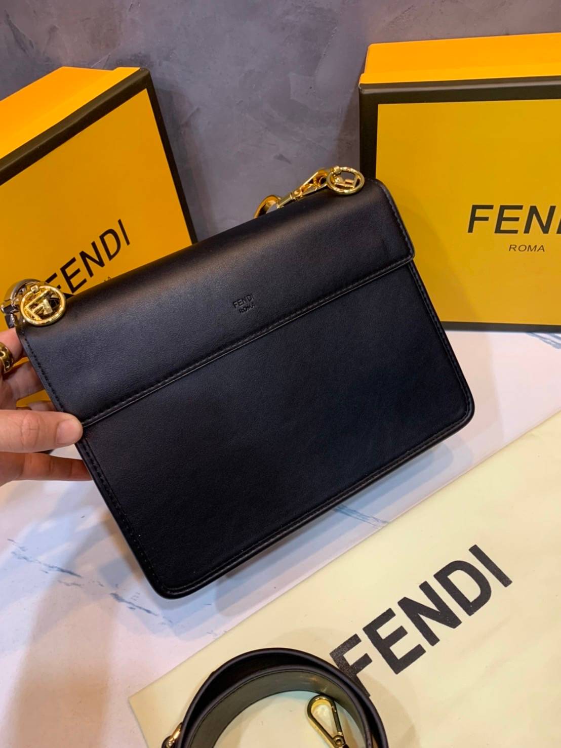 FENDI KAN leather bag เกรดออริจินอล ด้วยสีและลวดลายคลาสสิกตามแบบแบรนด์ เข้าได้กับสาวๆ ทุกสไตล์ บ่งบอกความเป็น FF ได้อย่างสมบูรณ์แบบ โทนสีแมตช์กับเสื้อผ้าได้ง่าย เสริมลุคสาวมั่นก็ลงตัว หรือเปลี่ยนมาติดสายสะพายยาวเพื่อสะพายคาดลำตัวก็ได้ความชิลและคล่องตัวไปอ