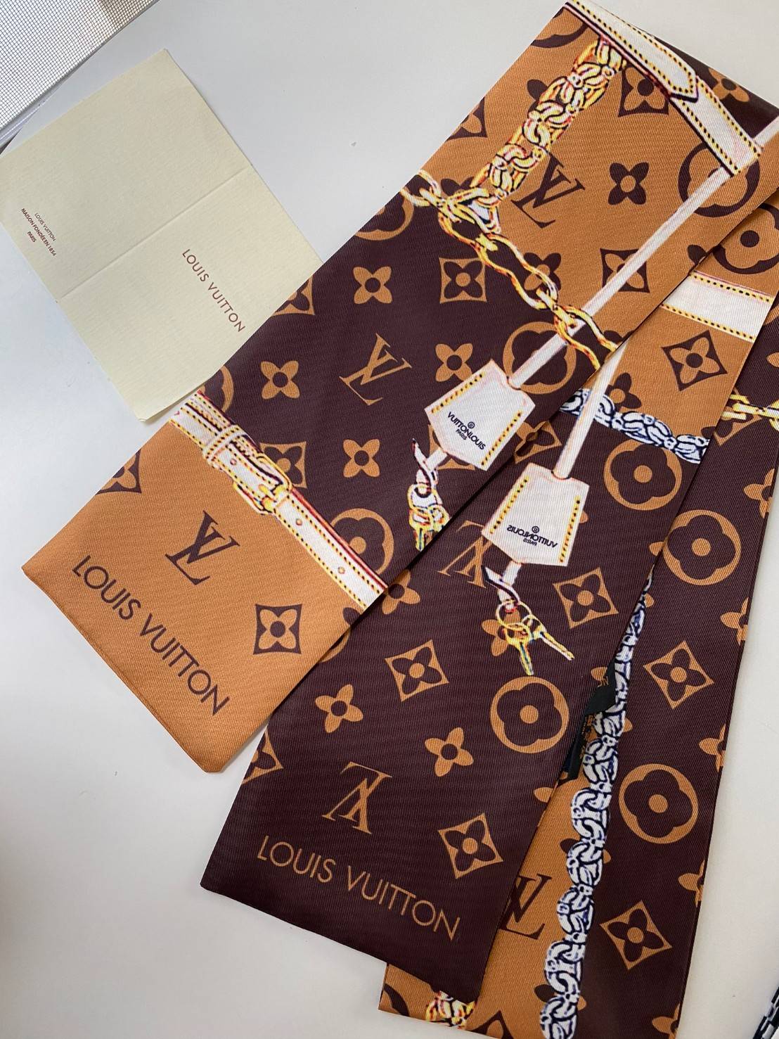 พรีเมี่ยมกิ๊ฟแท้ 100% 】พร้อมส่งที่ไทยที่นี่ที่เดียว CHANEL & LOUIS VUITTON TWILLY SCARF SILK ใช้งานได้อเนกประสงค์ หลากหลายตามไอเดีย