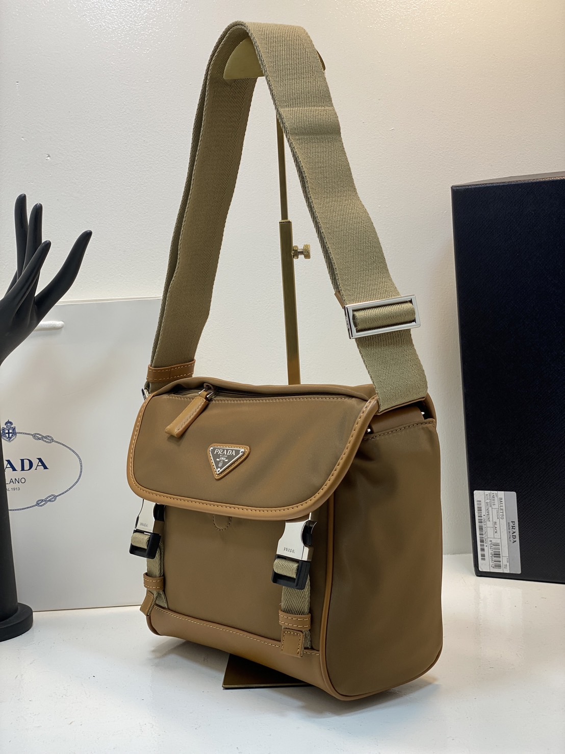 PRADA Re-Nylon and leather shoulder bag / PRADA Messenger Bag กระเป๋าสะพายคอมพลีทครีเอทลุคหล่อเท่ เกรดออริ สลับแท้ 1:1 ใช้งานต่างประเทศได้