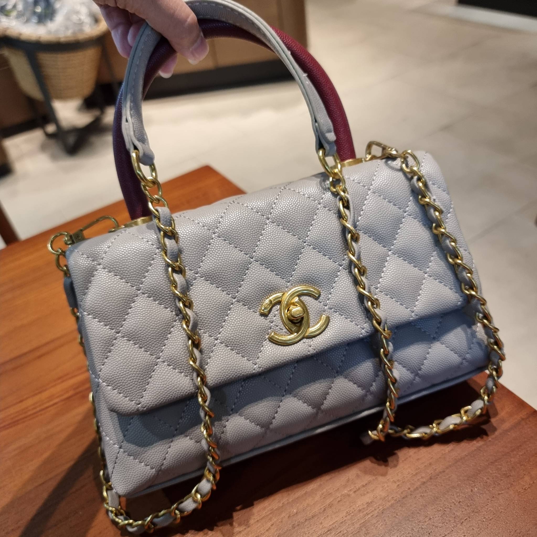 VIP 】รุ่นยอดฮิตตลอดกาล ไซส์กำลังสวย!! จากแบรนด์ Chanel กระเป๋าถือ/สะพาย หนังลายคาเวียร์ โลโก้เด่นชัด เปิด-ปิดกระเป๋าด้วยตัวบิดล็อค อะไหล่สีทองหรู ทรงสวยผู้ดี ภายในกระเป๋ามีช่องโล่งกว้างจุของได้พอสมควร มีช่องซิปแบ่งสัดส่วน ด้านหลังมีช่องเก็บของจุกจิกอีก 1 