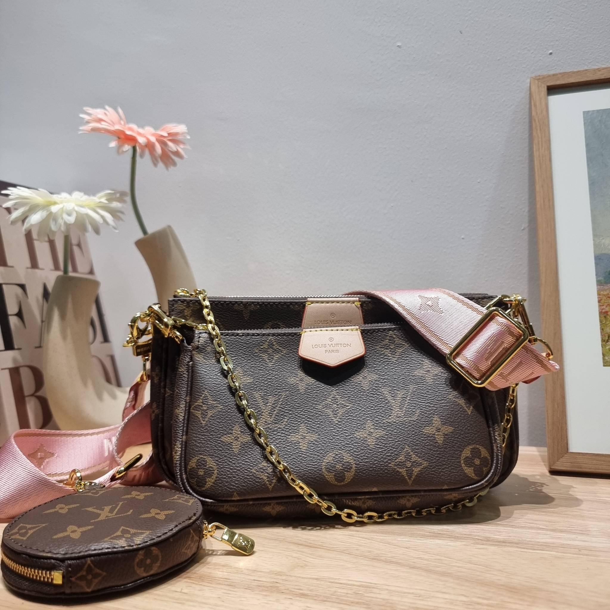 Set 4 ชิ้น LV Multi Pochette Bag New in!! กับ box set ชวนสะสม ที่จับเอารุ่นยอดฮิต มามิกซ์รวมกับไอเท็มสุดคุ้มของมันต้องมี!! จัดเรียงให้อยู่ในกล่องสุดหรู ไม่ว่าจะตัวกระเป๋า กระเป๋าสตางค์ กระเป๋าจิ๋ว ใบไหนๆก็นำมาใช้งานได้จริง คุ้มค่ามากๆ แถมฟรี! ริบบิ้นลายลิ