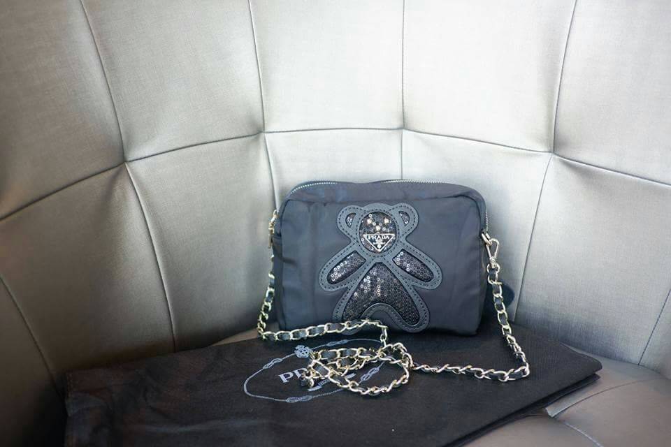 Prada crossbody bag with chair กระเป๋าเอนกประสงค์ จากแบรนด์ PRADA กระเป๋าผ้าไนล่อน ตามแบบฉบับของแบรนด์ มีสายยาวให้ ถอดสายได้ค่ะ (สายปรับไม่ได้ค่ะ) จะสะพายเป็น Shoulder bag หรือ crossbody ก็ได้ค่ะ ขนาดกำลังน่ารัก น้ำหนักเขา ใส่ i8+ ได้ค่ะ อะไหล่ทองหรู คุ้ม