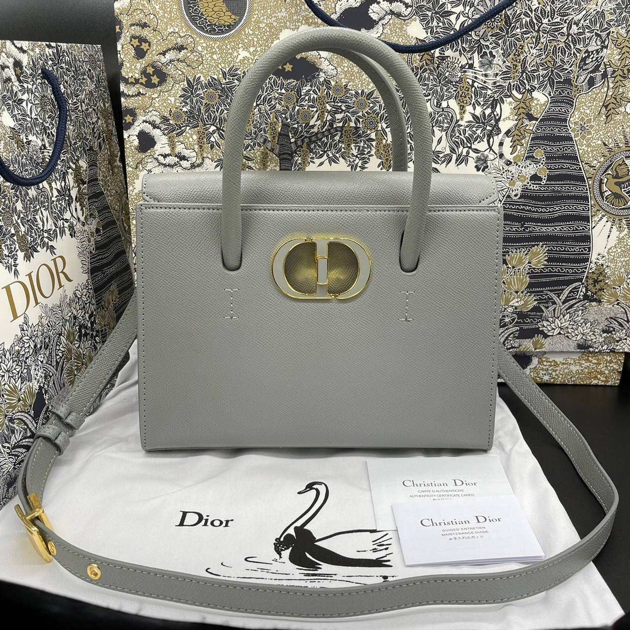 หนังแท้ DIOR Medium ST Honore Tote Collection Fall/Winter 2020-2021 มาในรูปแบบกระเป๋าทรงสี่เหลี่ยมที่ได้มาตรฐาน ทำจากหนังลูกวัว (Calfskin) ลายเกรน ซึ่งสื่อถึงความหรูหราได้อย่างลงตัว ตัวด้ามจับ มีการเย็บเข้าด้านในของกระเป๋าเพื่อเพิ่มความแข็งแรงทนทาน ด้านหน
