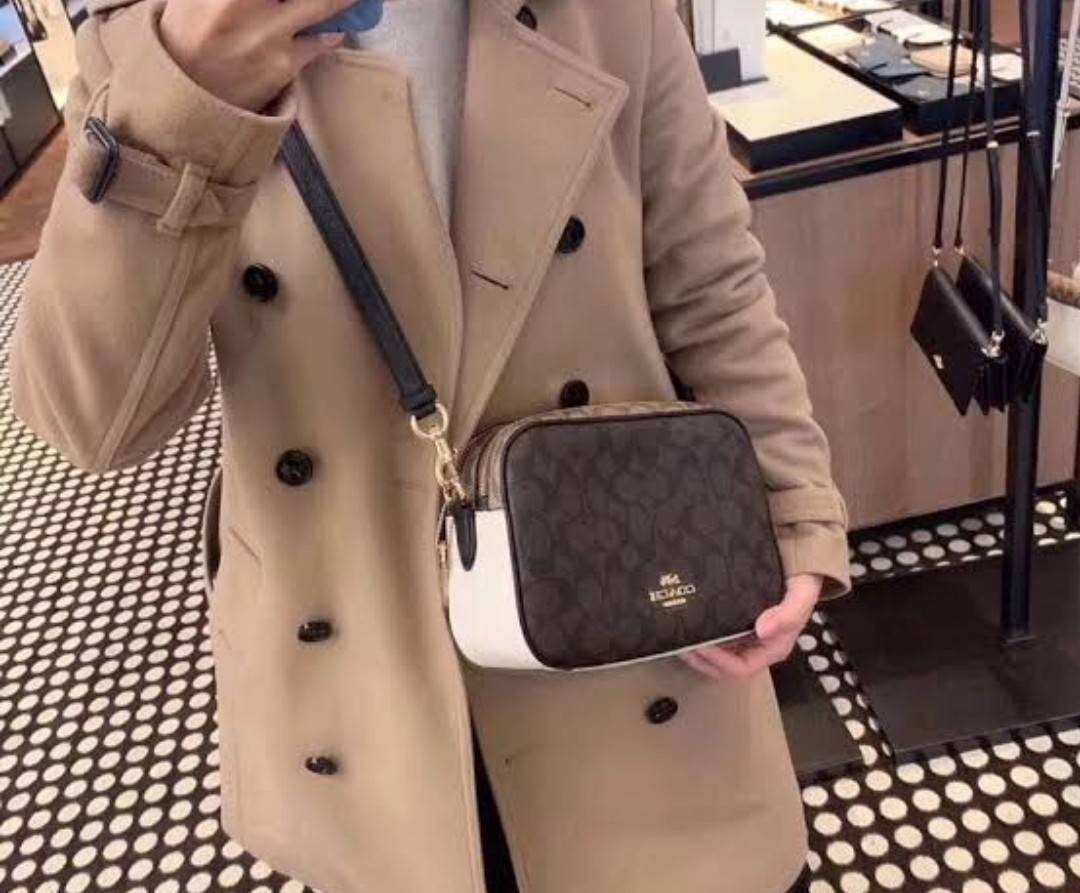 ใครที่รออยู่ห้ามพลาดเลยจร้าา! COACH JES CROSSBODY IN BLOCKED SIGNATURE CANVAS ((1767)) พร้อมส่งอีกครั้ง สินค้าขายดี กระเป๋าสะพายครอสบอดี้ร์หรือสะพายข้างได้ หนังแท้อย่างดีค่ะ 🔺สีหนังของรุ่นนี้ผสมกันได้ลงตัวดูดีมากๆทีเดียวค่ะ กระเป๋าแบบ2ช่องซิป ภายใ