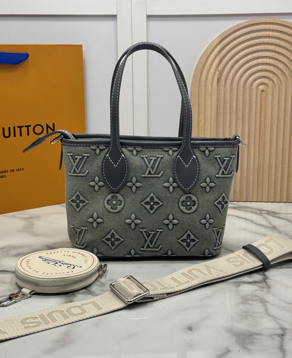 LV Neverfull BB Monogram Denim - Handbags กระเป๋าทรงโท้ทมินิเดนิมสไตล์วินเทจ ปั้มนูนโลโก้ลายโมโนแกรม เดนิมสีซีดสวยคลาสสิกสุดไอคอนิก ที่ใครเห็นต้องเป็นคลั่งรัก