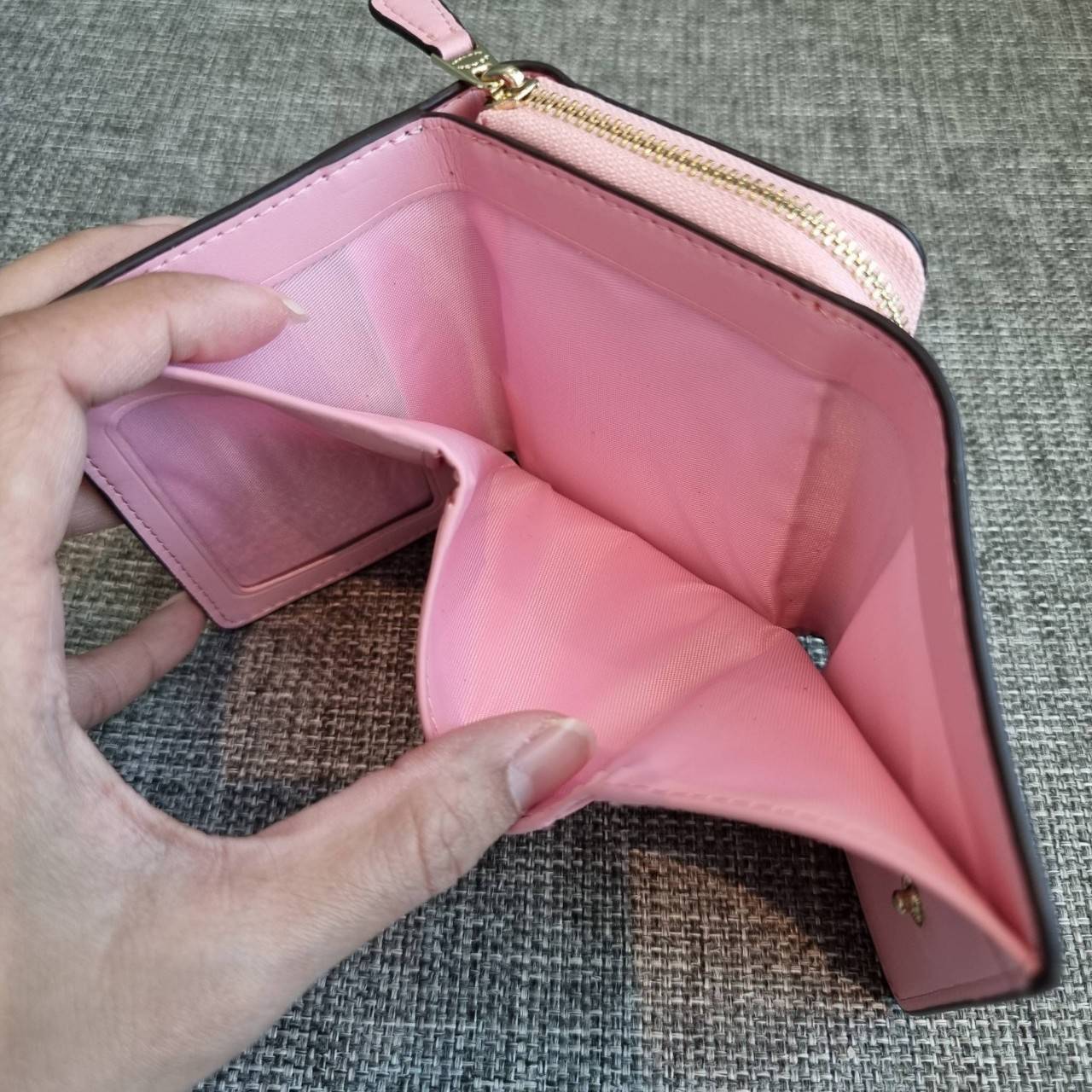 OUTLET 】COACH F41302 SMALL TRIFOLD WALLET IN SIGNATURE CANVAS สวยคลาสสิค พกพาง่าย ใบเล็กน่ารักน่าใช้ ต้องยกให้ใบนี้จ้า 💗💋 ตอบโจทย์คนชอบพกน้อยที่สุด!! กระเป๋าสตางค์ใบสั้นหนังแคนวาสเคลือบคุณภาพดี ภายในเป็นหนังแท้ ใส่บัตร ใส่ธนบัตรได้ทุกชนิด 