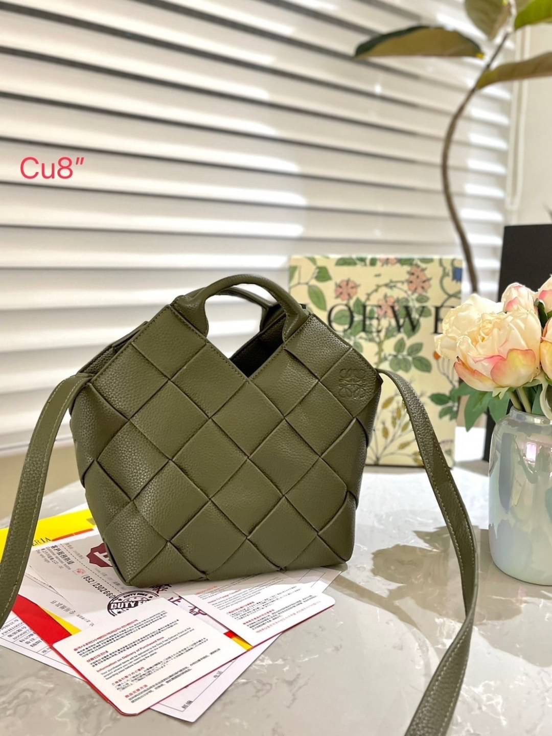 LOEWE WOVEN BASKET LEATHER BAG 20cm กระเป๋าสะพายถักทอด้วยความปราณีต ขนาดกำลังดีจุได้แบบเน้นๆ วัสดุหนังอย่างดีเต็มใบ หรูเลิศ