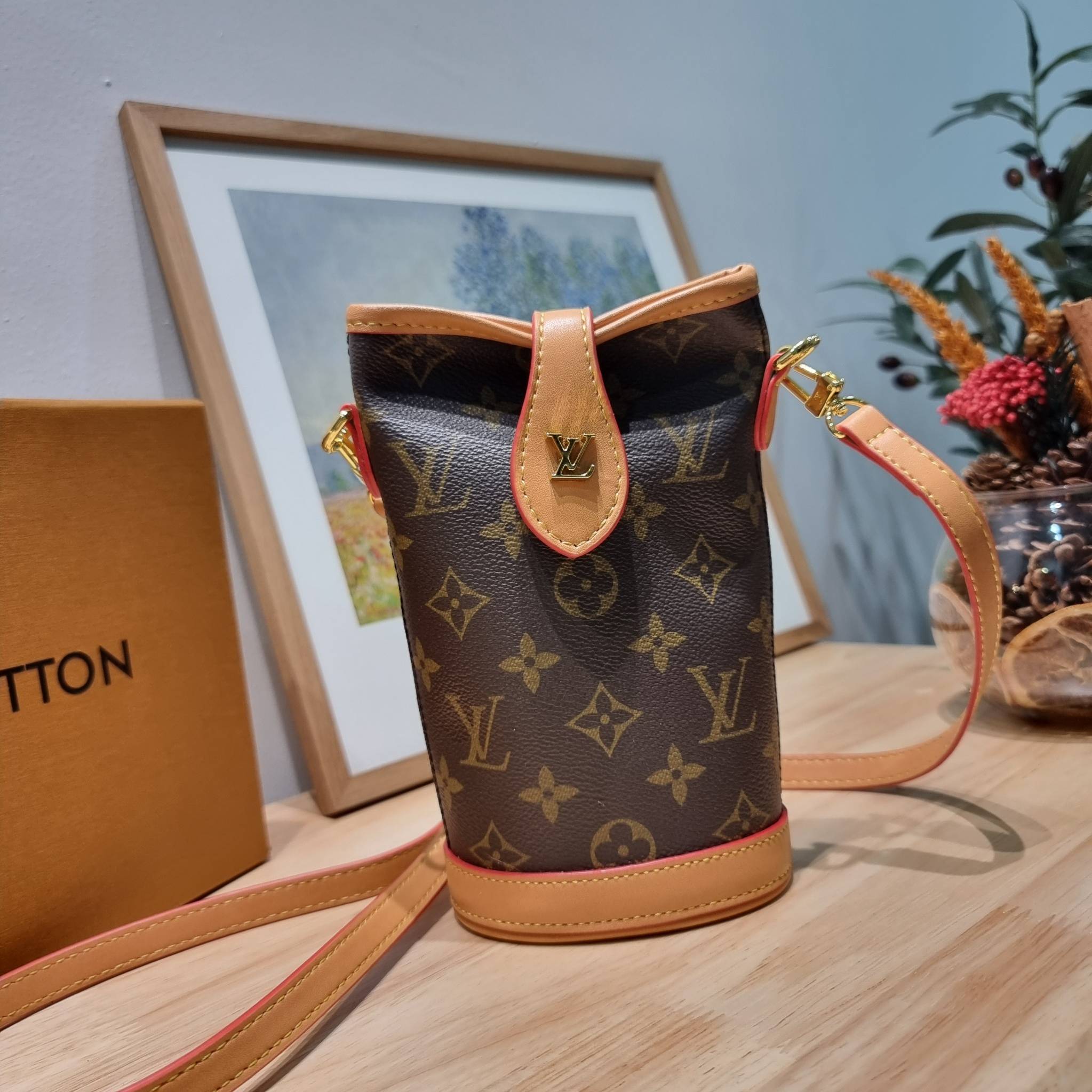 LV FOLD POUCH กระเป๋าสะพายไซส์มินิ น่ารักน่าใช้ มีความกะทัดรัด ไม่เกะกะ แต่สามารถใส่ของจำเป็นได้ ใส่โทรศัพท์ กระเป๋าสตางค์ใบเล็กได้ รูปทรงสวย วัสดุหนังแคนวาส ปากกระเป๋ามีกระดุมแม่เหล็กคาด ใช้งานได้สะดวกยิ่งขึ้น ภายในเป็นช่องโล่ง มาพร้อมสายครอสถอดออกได้ ปร