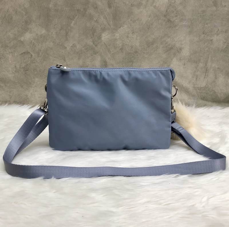 New in Kipling Sling Bag 2018 (k72323) >>Factory OEM HK<< พร้อมส่งที่ไทย กระเป๋าสะพายข้าง crossbody หรือถือ ก็เก๋ไปอีกแบบ วัสดุไนล่อนอย่างดี คุณภาพสูง ผ้าลื่นแวว ด้านหน้าติดโลโก้แบรนด์ตัวใหญ่ มีช่องกว้างขนาดกลางหนึ่งช่อง ใส่ของได้เยอะ เปิดปิดช