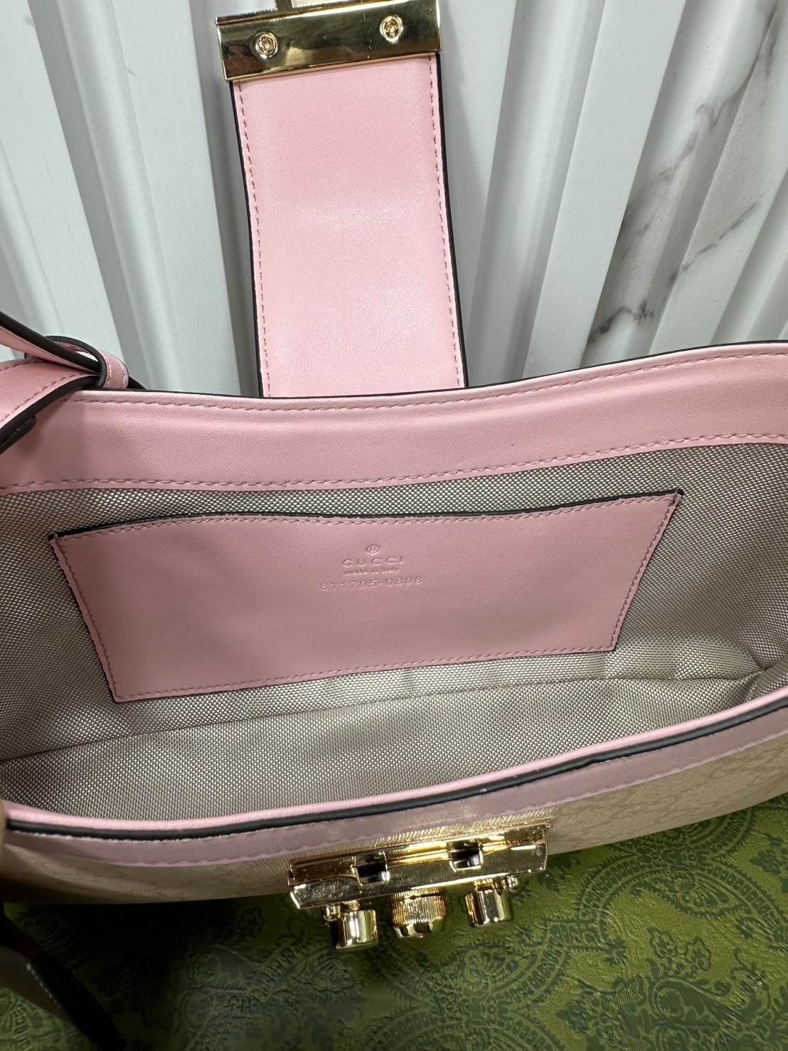 ORI หนังแท้ | GUCCI Padlock Small Shoulder Bag กระเป๋าสะพายทรงสวยวินเทจดีไซน์ไม่ซ้ำใคร หรูล้ำผู้ดี หนังแคนวาสพิมพ์ลายคมชัด ปากกระเป๋ามีแถบหนังคาดและอะไหล่กดล็อค