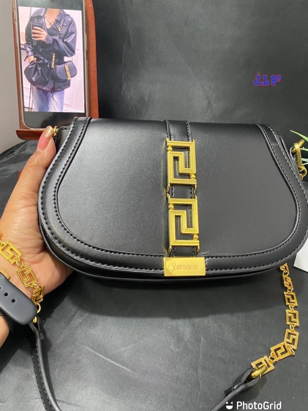 Versace Small Greca Goddess leather shoulder bag สัมผัสกระเป๋าสุดไอคอนิกอย่าง “Greca Goddess” พร้อมลวดลายที่สะท้อนตัวตนในรูปแบบใหม่ของ Versace ที่บอกเล่าเรื่องราวฉบับใหม่ของเเบรนด์ได้อย่างน่าหลงใหล