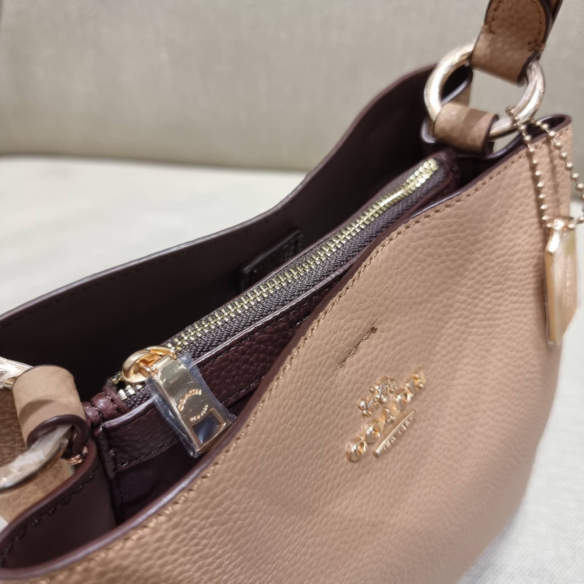 COACH 1011 SMALL TOWN BUCKET BAG รุ่นยอดนิยมใบเล็ก กระเป๋าทรงบัคเก็ต สีคลาสสิคเรียบหรู ตัดกับโลโก้สีทองดูโดดเด่น วัสดุหนัง pepble สวยคมทุกมุมจริงๆ!! เปิด-ปิดด้วยกระดุมแม่เหล็กทั้ง 2 ฝั่ง ภายในเป็นช่องโล่ง มาพร้อมสายสะพายปรับได้ตามตัว ขนาดใบนี้กำลังสวย สะพ