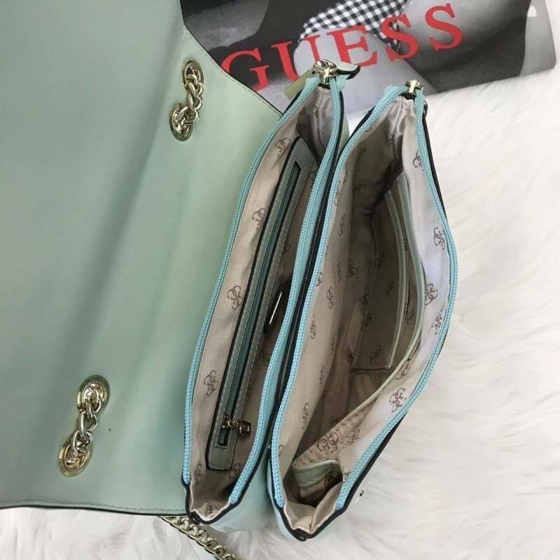 Guess Elliana Convertible Flap Over Crossbody กระเป๋าสะพายรุ่นใหม่จาก Guess factory รุ่นนี้สามารถสะพายได้ทั้งสายคู่และสายเดี่ยว สายสะพายโซ่ต่อหนังไม่เจ็บบ่า ด้านหน้าประดับtagโลหะหุ้มหนังถอดออกได้ วัสดุหนังpu ลายตาราง เรียบนิ่ม เปิดปิดกระเป๋าด้วยกระดุมแม่เ