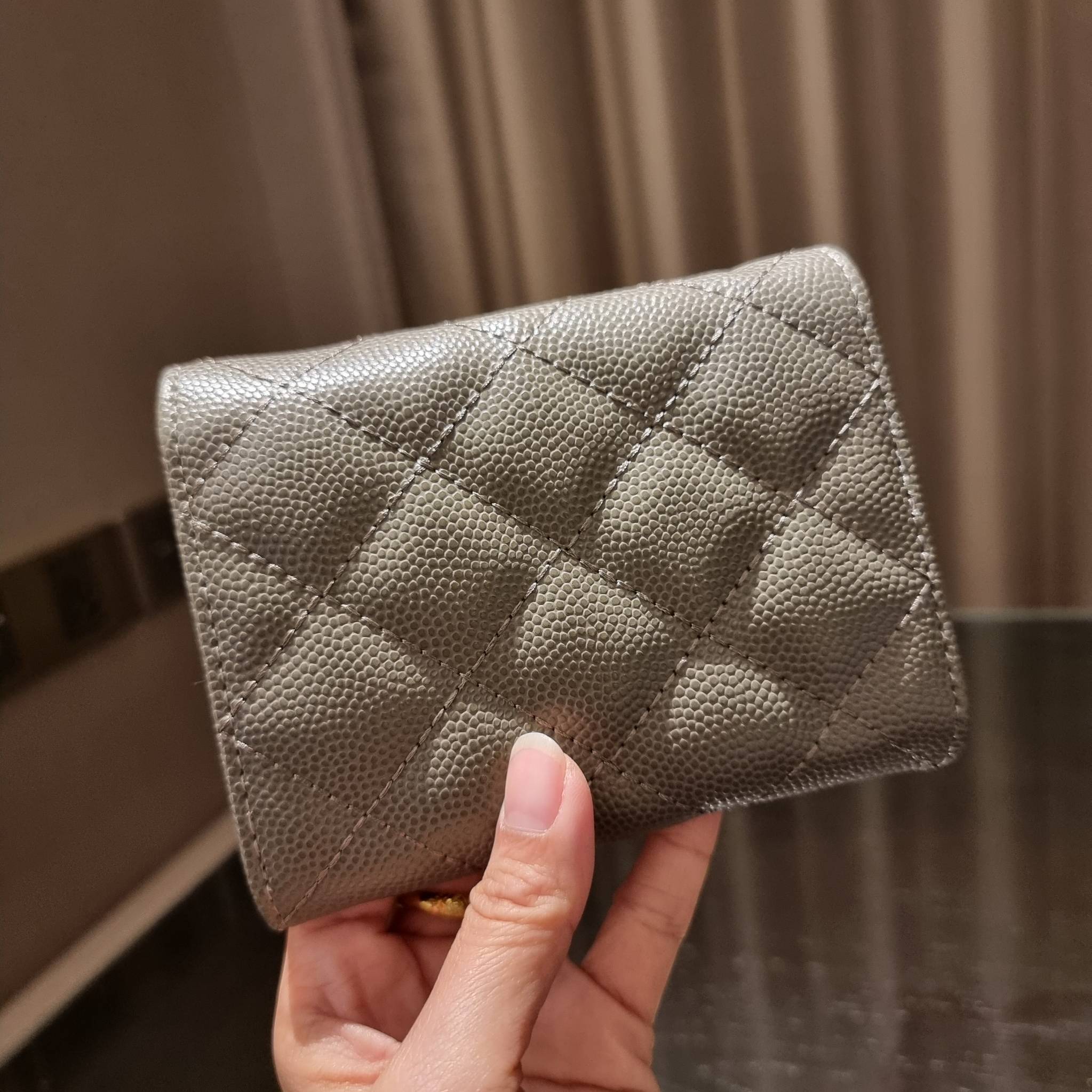 VIP 】มาแล้วจ้า!! รุ่นแนะนำ!! ฮิตติดใจสาวๆ!! กระเป๋าสตางค์ใบสั้นรุ่นฝาพับ จาก Chanel premium for gift เรียบหรู ดูไฮน์ วัสดุหนังสังเคราะห์ลายคาร์เวีย ด้านในเป็นหนังซาฟเฟียโน่ เปิด-ปิดด้วยกระดุมแม่เหล็ก ภายในกระเป๋ามีช่องใส่บัตร ใส่ธนบัตรได้ ดีไซน์เรียบหรูตา