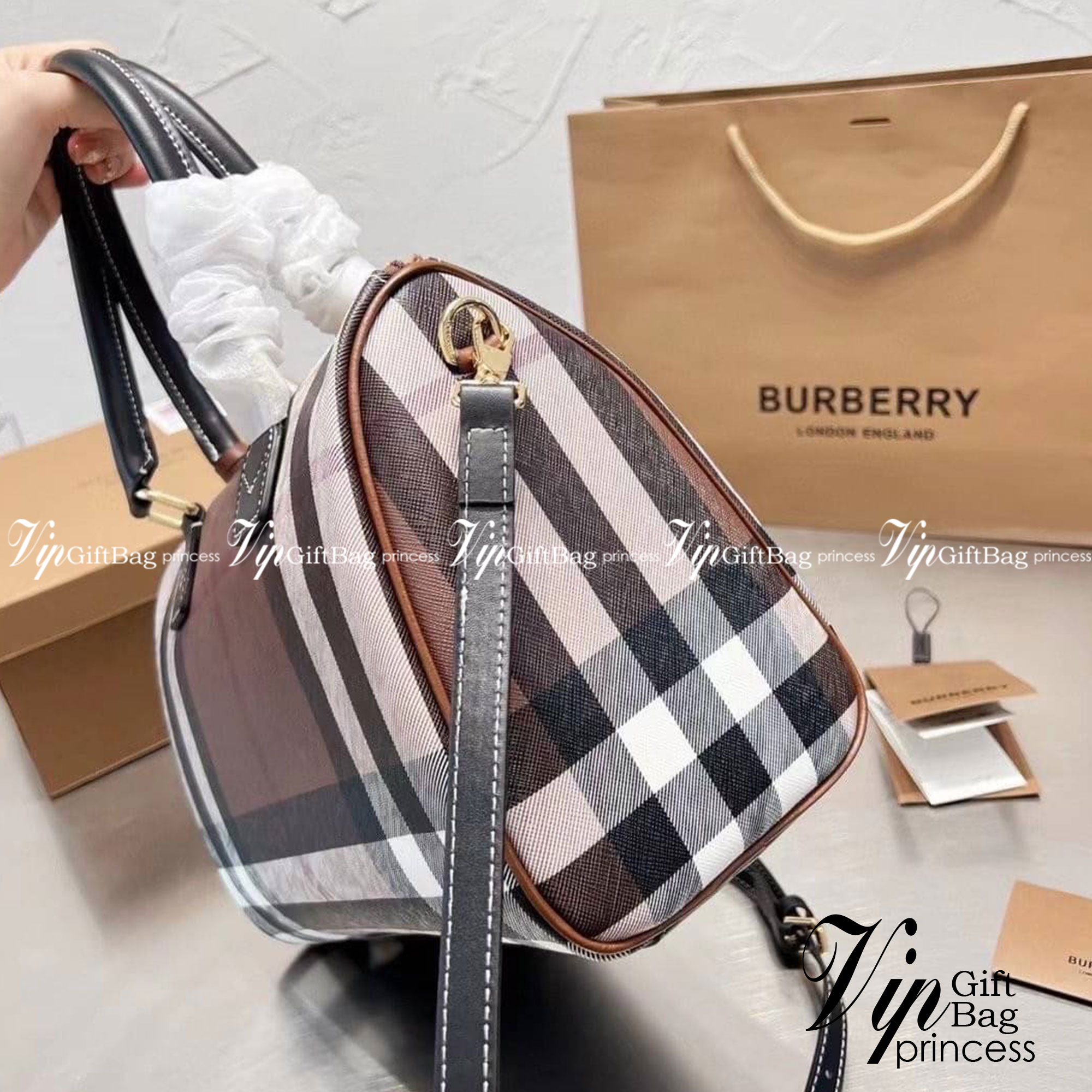 Burberry medium check bowling bag 12" / Burberry Coated fabric boston bag / BURBERRY FRAGRANCES VINTAGE BOWLING BAG กระเป๋าสะพายใบใหญ่ จุของได้เยอะ ลายวินเทจ โทนสีใช้งานง่าย Vintage Signature สวยหรูสุดคลาสสิค