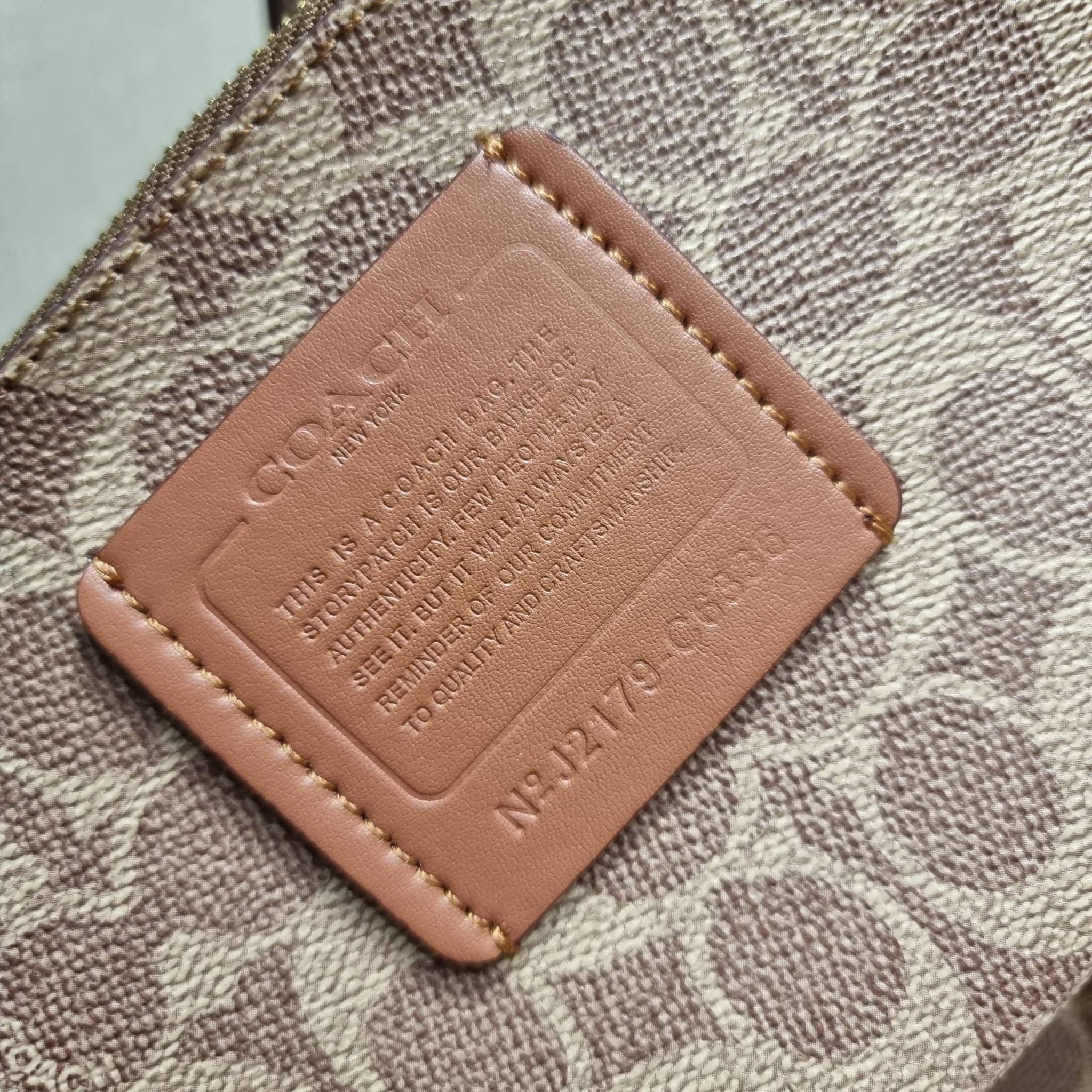 COACH C6336 DAY TOTE IN SIGNATURE CANVAS ใหม่ล่าสุด กับกระเป๋าทรงโท้ทใบใหญ่ สวยสะกดสายตา ด้วยดีไซน์ที่ดูเรียบง่าย แต่แฝงไปด้วยดีเทลเล็กๆ ที่เสริมให้ไอเท็มนี้ดูแพง พิเศษ กระเป๋าลูกใบเล็กอีกหนึ่งใบ พกติดกับกระเป๋า หรือจะเอาไปแยกใช้ก็ได้ วัสดุหนังแคนวาส สลับ