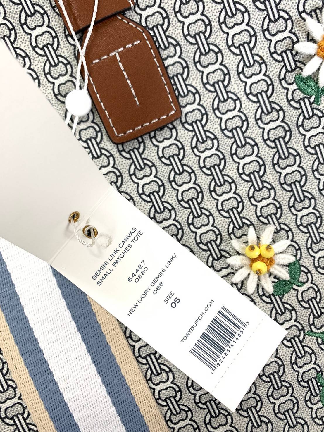 TORY BURCH GEMINI CANVAS SMALL PATCHES TOTE 🔺จุดเด่นของหนังคุณภาพต้องนิ่มสัมผัสได้ ไม่แข็งทื่อๆนะคะ! พร้อมส่งที่ไทย ใช้วันไหนๆก็สวยสุดๆไปเลยค่าา! กระเป๋าทรงTote ไม่เล็กอย่างที่คิดนะคะ😁 หนังแท้ชั้นดี ลายหนังสวยนิ่มมือดีมากค่ะ ตัวกระเป๋าลายโ