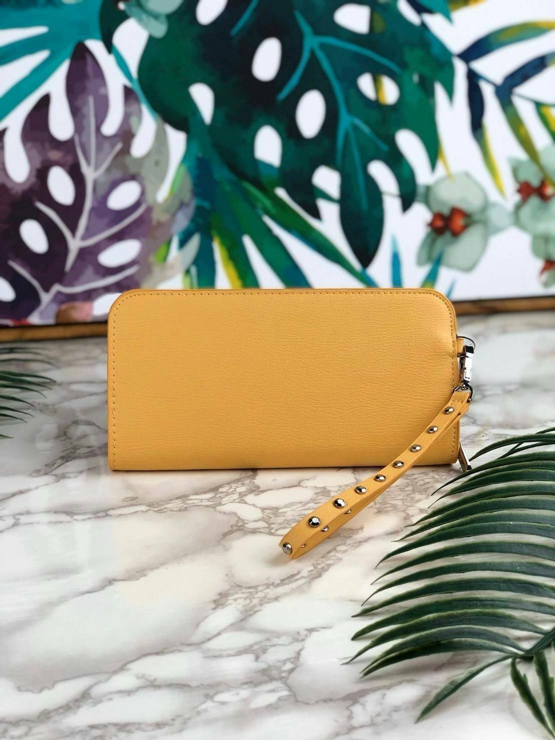 CHARLES & KEITH CLASSIC ZIP AROUND WALLET กระเป๋าเงินใบยาวซิปรอบ มีสายคล้องมีสีเข้ากระเป๋า 1 เส้น ใช้งานง่ายมากๆ คล้องมือก็เก๋ ด้านหน้าปั๊มโลโก้แบรนด์ เปิดปิดด้วยซิปรอบ ที่สายคล้องมือแต่งหมุดสีสวยเด่น ถอดสายได้ จุบัตรได้ 12 ใบ มีช่องซิปใส่เหรียญและช่องใส่