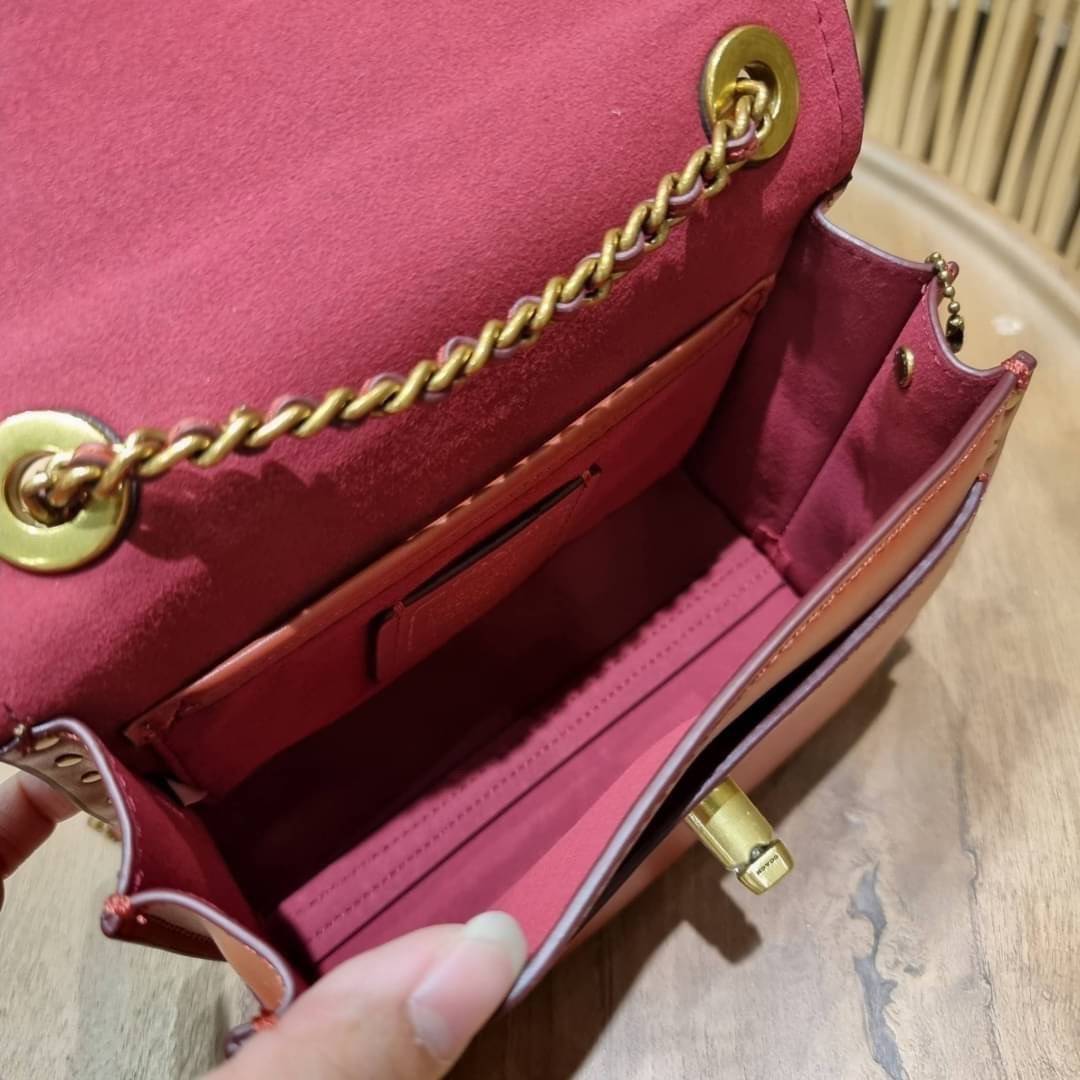 COACH 30592 PARKER 18 IN SIGNATURE CANVAS WITH RIVETS ไอเท็มยอดฮิต รุ่นหายาก!! sold out ไปหลายรอบ ก็ยังมีคนรอ!! กระเป๋าสะพายข้าง ไซส์กะทัดรัด พกพาง่าย ดีไซน์สวยด้วยการตอกหมุดเพิ่มดีเทล โดดเด่นด้วยตัวล็อครูปดอกไม้ วัสดุหนังแคนวาสเคลือบลายสลับหนังแท้ ภายในเ