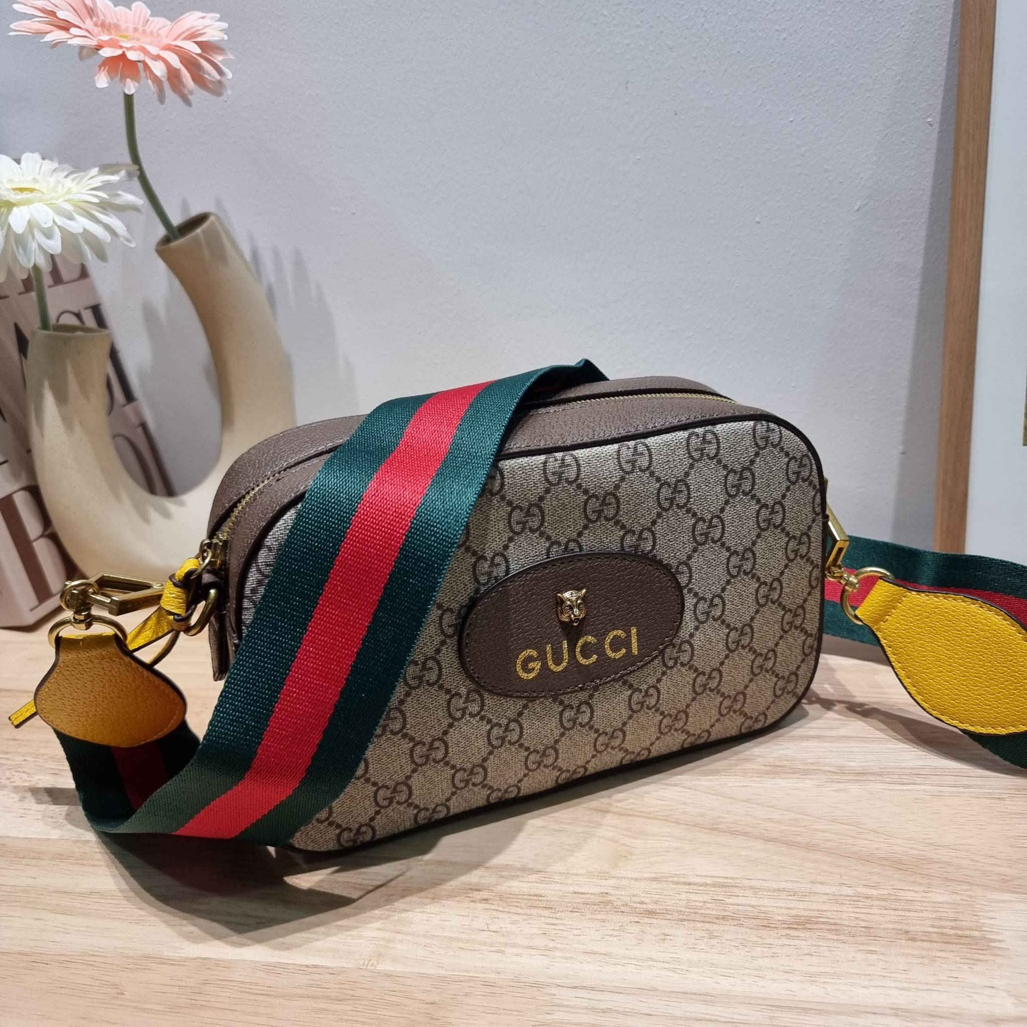 Set 3 ชิ้น Gucci Neo Vintage GG Supreme Messenger Bag box set ชวนสะสม ใครมองหาของขวัญอยู่ เซ็ทนี้จัดว่าเลิศมาก! กับการจับเอารุ่นยอดฮิต มามิกซ์รวมกับไอเท็มสุดคุ้มของมันต้องมี!! จัดเรียงให้อยู่ในกล่อง box set ลิมิเต็ด ที่มีทั้งแว่นตา gentle monster แบรนด์สุ