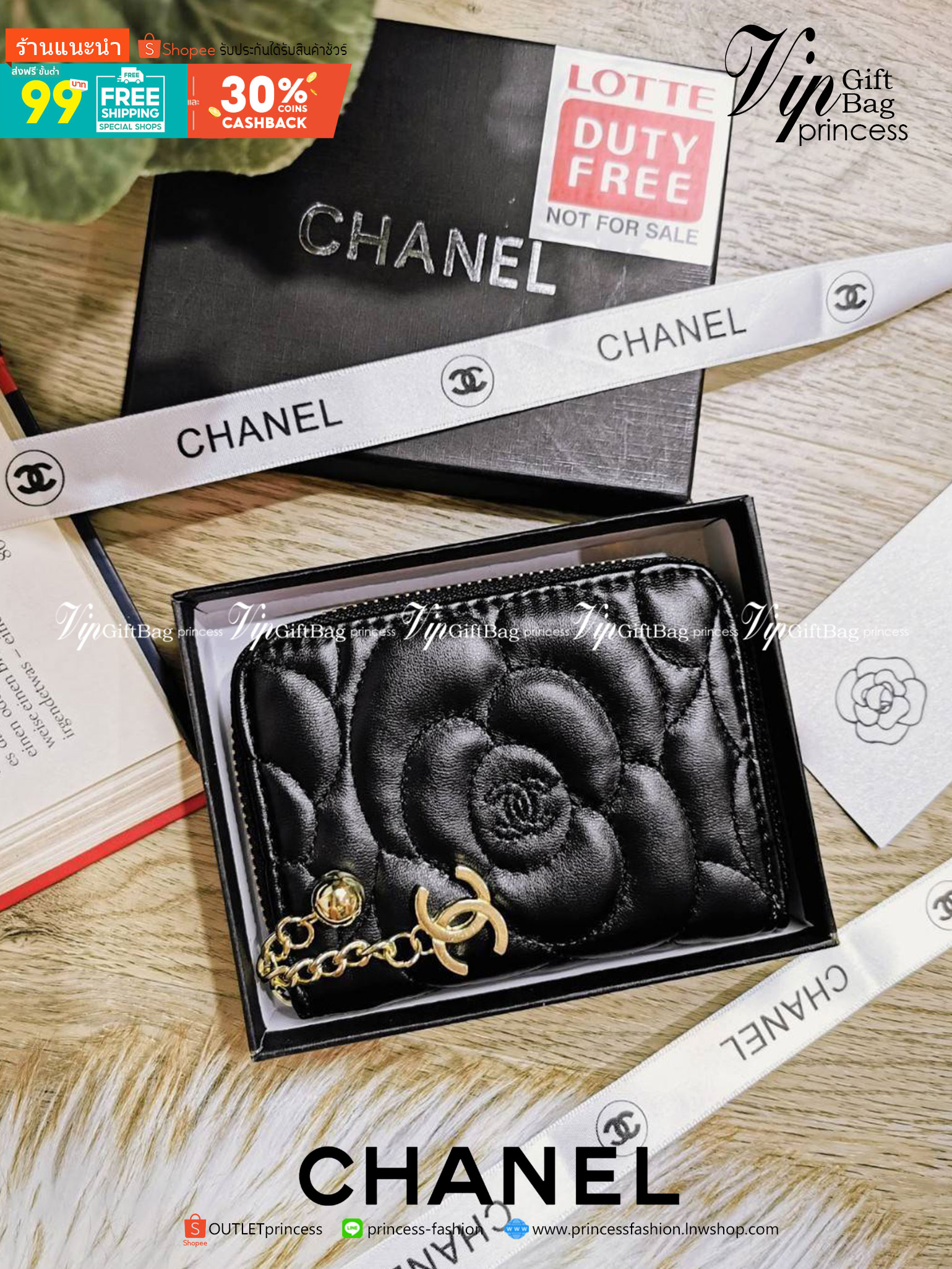 พร้อมส่งความสวย! NEW ARRIVAL! CHANEL SHORT WALLET WITH ZIP VIP GIFT WITH PURCHASE (GWP) พรีเมี่ยมกิ้ฟรุ่นใหม่ล่าสุดจาก Chanel Make Up Lotte Duty Free Korea วัสดุหนังนิ่มสีดำขึ้นลายดอกคามิเลียเอกลักษณ์แบรนด์สวยหรูสุดคลาสสิค เปิดปิดด้วยซิปแบรนด์สวยหรู สะดวก