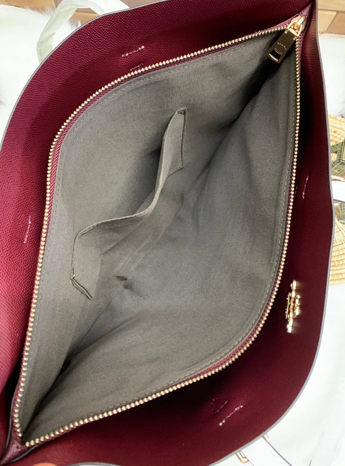 COACH MOLLIE TOTE IN SIGNATURE CANVAS ((1665)) พร้อมส่งอีกครั้ง ห้ามพลาดค่า! กระเป๋าหิ้ว//คล้องไหล่ ใบใหญ่ ทรงTote หนังแท้นิ่มอย่างดีค่ะ ภายในแบ่ง2ช่องใหญ่ สามารถใส่ A4ได้เลย ช่องกว้างมากๆ มีช่องกระเป๋าซิปกลางให้ใส่ของอีกช่องนะคะ