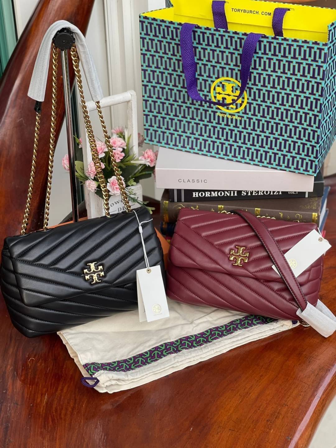 Small : Tory Burch Kira Chevron Small Convertible Shoulder Bag เป็นกระเป๋าที่ใช้ในการออกงานสำคัญหรือวันที่มีปาร์ตี้สังสรรค์ คุณควรเลือกใช้กระเป๋าที่มีดีไซน์สะดุดตา เพราะจะช่วยยกระดับและเพิ่มเสน่ห์ให้กับตัวคุณเองมากยิ่งขึ้น หากเป็นงานทางการ เช่น งานราตรีสุ