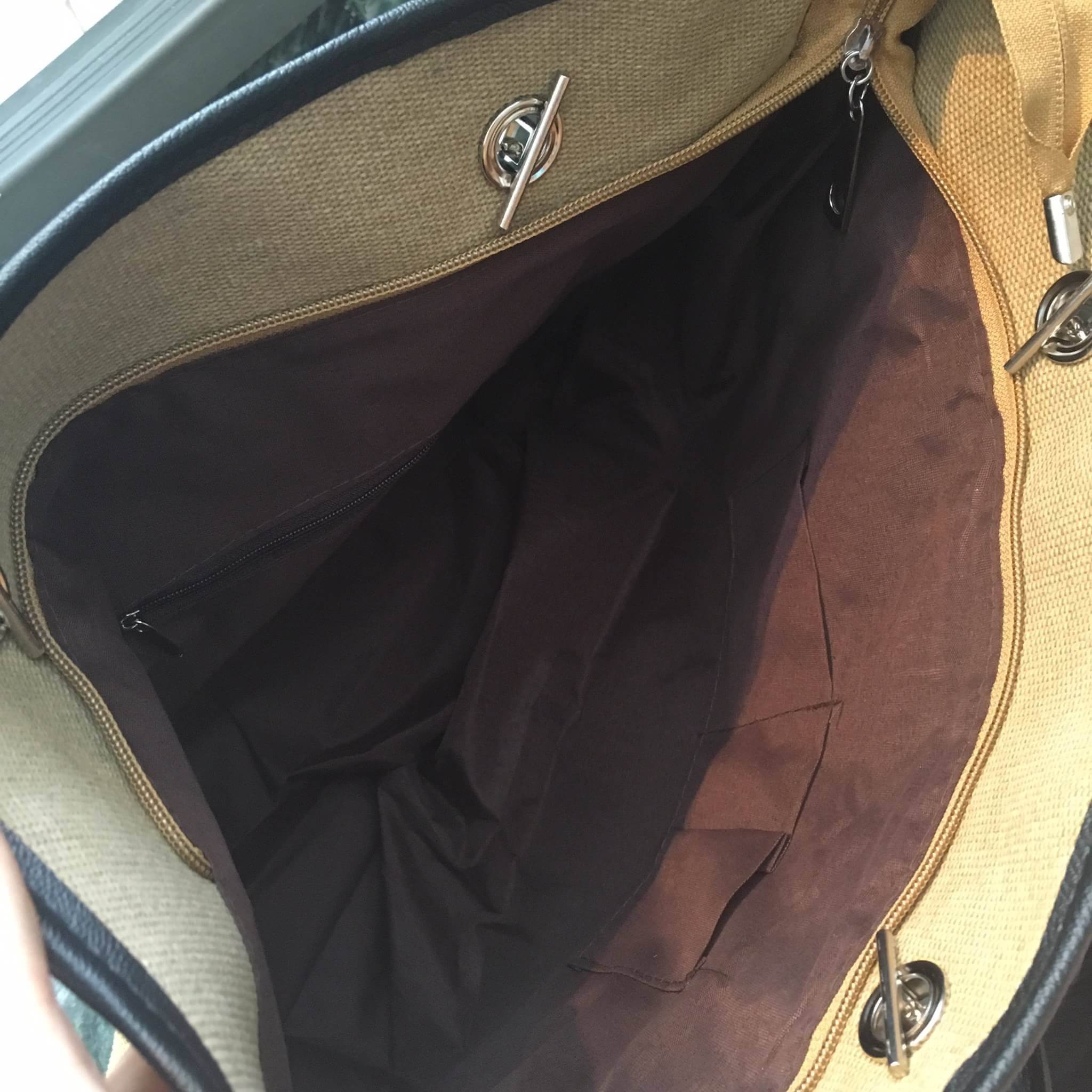 สินค้าขายดีที่สุดในสองปี **กลับมาอีกแล้วคะ งาน พรีเมี่ยมกิ้ฟจากแบรนด์ Chanel กระเป๋า ทรง Tote ผ้า canvas เนื้อหนาอย่างดี มีซับใน ด้านหน้าเพ้นโลโก้แบรนด์หรู **จุดเด่นที่ หูจับมี 2 แบบคือ แบบสายหนัง และ โซ่ สามารถ สะพายไหล่ได้คะ ใบใหญุจุของคุ้ม แต่น้ำหนักเบ