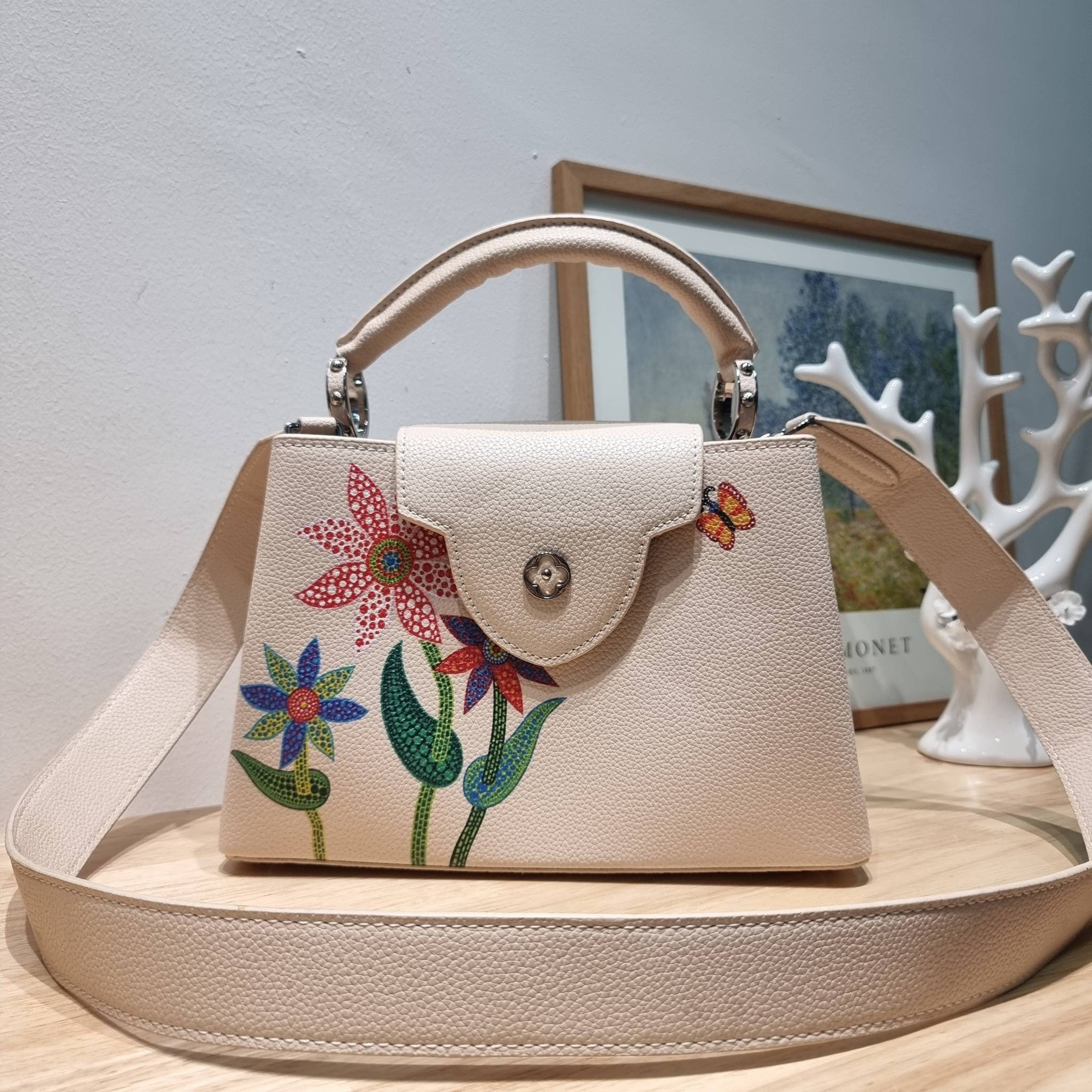 LV x YK Capucines BB / LV Bag พร้อมส่ง กระเป๋าถือสุดหรู ดีไซน์ทรงคลาสสิค ดีงามม้ากกกก!! มาพร้อมหูจับในตัว ด้วยรูปทรงวินเทจ งานปั้มสวยเป๊ะปังตามรูป