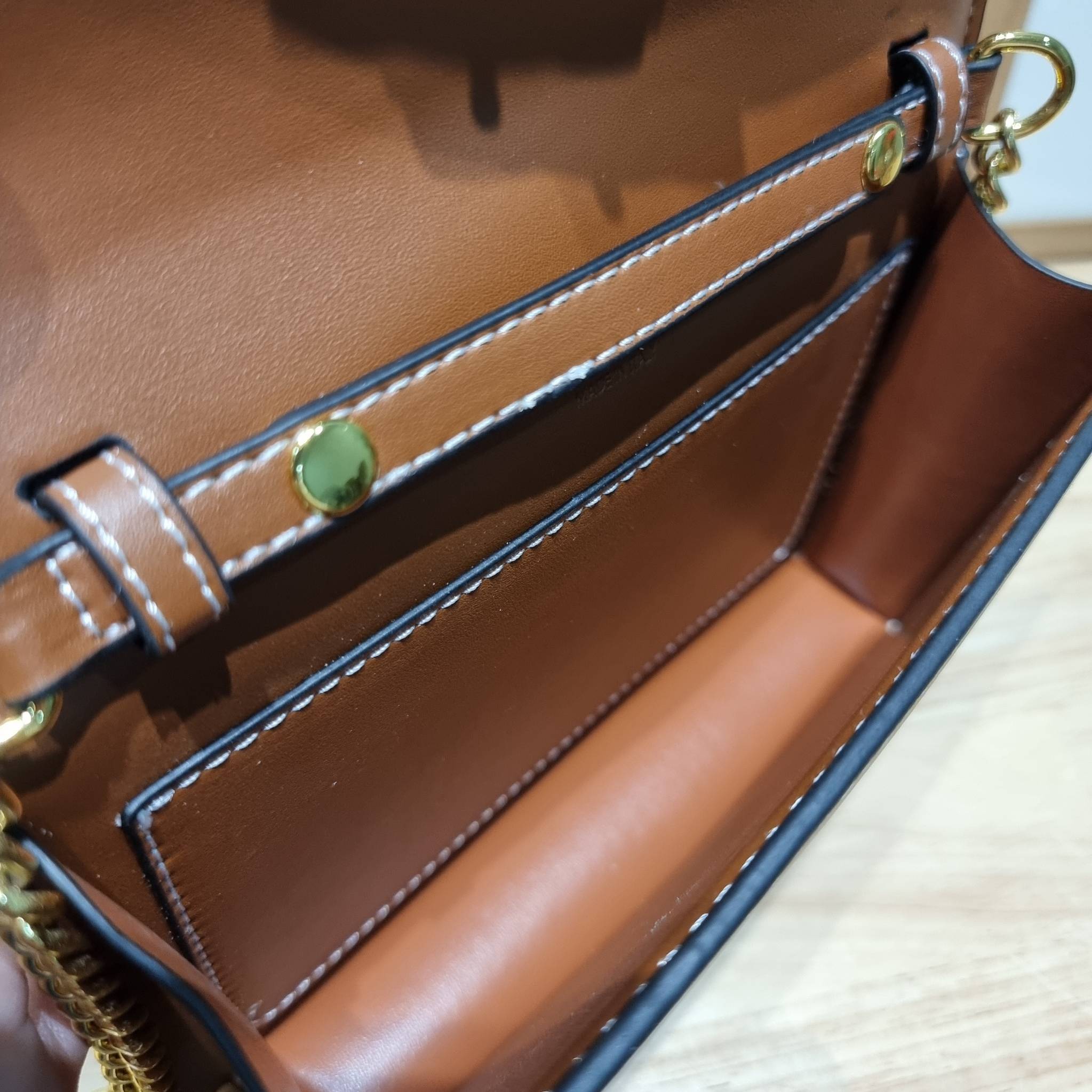 CELINE WALLET ON CHAIN TRIOMPHE CANVAS AND CALFSKIN ใหม่ล่าสุด สวยเฉี่ยว ไม่เหมือนใคร กับกระเป๋าสะพายกึ่งกระเป๋าสตางค์ ที่ใช้งานได้หลากหลายฟังก์ชั่น สะพายข้างได้ ถอดสายออกพกเป็นคลัทช์ได้