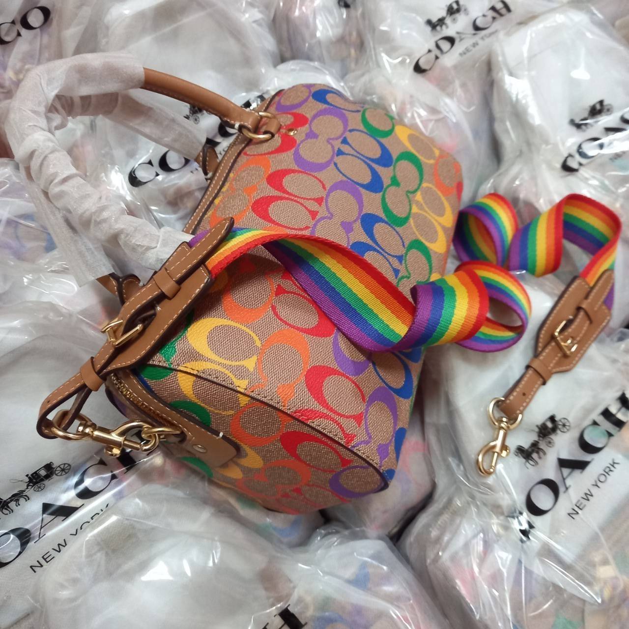 COACH ROWAN SATCHEL IN RAINBOW SIGNATURE CANVAS (COACH C4396)🌈 คอลเลคชั่นที่มาแรงที่สุด ร้อนแรงได้อย่างไม่มีแผ่วลงเลยสักนิด! โดดเด่น สดใส สะดุดตา🌈 ระดับตัวTOP ต้องยกให้เธอเลย กับ COACH ทรงหมอน 10" คอลเลคชั่นนี้// วัสดุหนังแคนว