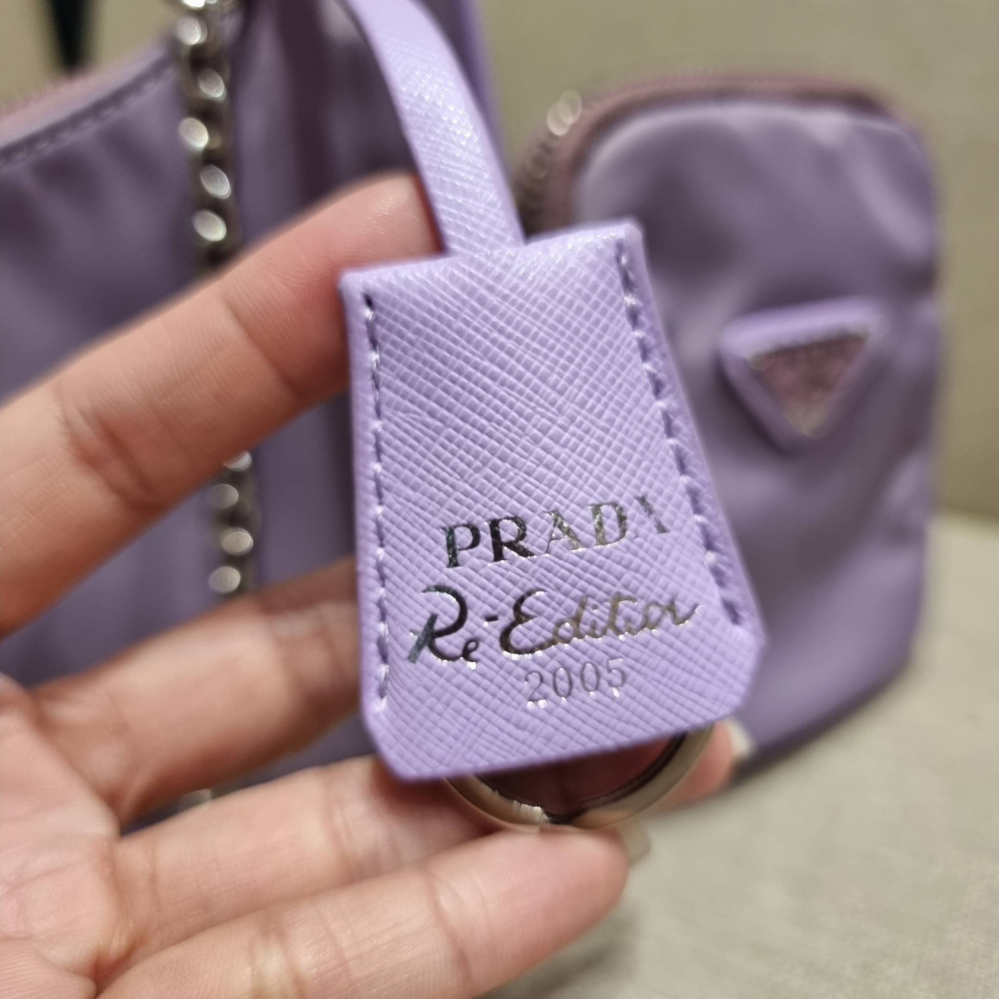 VIP 🥂 PRADA RE-EDITION 2005 RE-NYLON SHOULDER BAG ไอเท็มสุดปัง ที่ฮิตตลอดกาลไม่ว่าจะปีไหนๆ จัดให้ครบทั้งสีขายดีและสีใหม่ล่าสุด ที่สายคุณหนูห้ามพลาด!! กับกระเป๋าสะพายทรงคลาสสิค เหมาะเป็น everyday bag มากๆ วัสดุผ้าไนล่อนคุณภาพ พร้อมใบลูก ไว้ใส่เหรีย