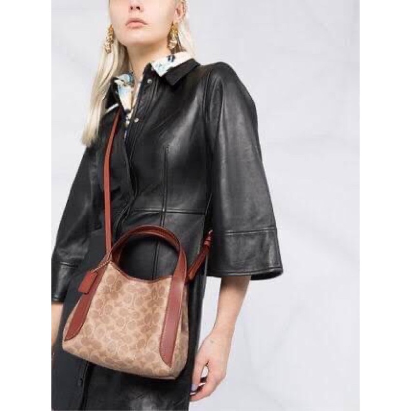 COACH 79251 HADLEY HOBO 21 IN SIGNATURE CANVAS ไอเท็มยอดนิยม คลาสสิคในทุกโอกาส กระเป๋าทรงโฮโบ ทรงสวยใช้งานได้ทุกลุค แมชท์ง่ายกับทุกสไตล์ วัสดุหนังแคนวาส ดีไซน์เอกลักษณ์ เปิด-ปิดด้วยกระดุมแม่เหล็ก มีตะขอล็อคที่ปากกระเป๋าเพื่อปรับทรงใช้งานได้ ภายในโล่งกว้าง