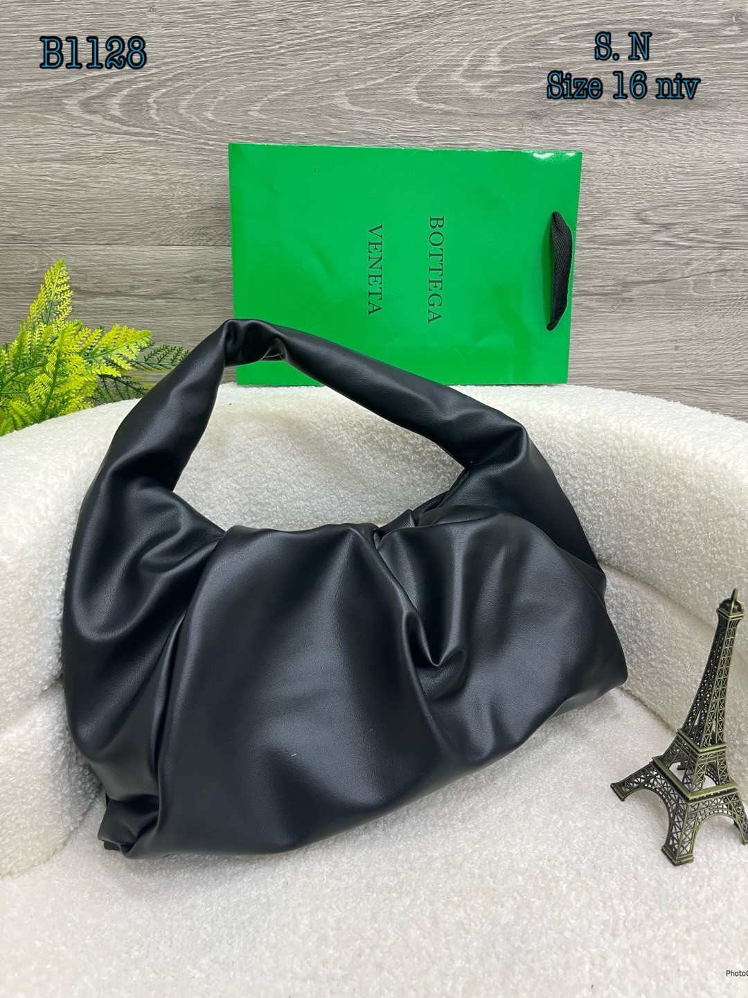 Bottega Veneta The Shoulder Pouch Bag กระเป๋าสะพายรุ่นยอดฮิต หนังเรียบสวยผิวสัมผัสนุ่มมาก ดีไซน์เฉพาะตัว ใบจริงสวยคมทุกสี