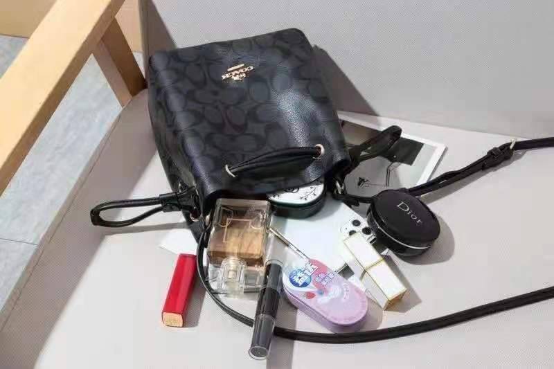 Coach Lena Crossbody Signature Bucket Bag กระเป๋าสะพายไหล่สุดคลาสสิกรุ่นนี้ เป็นรูปทรงถัง ที่สามารถจุของได้กำลังดี สำหรับสาวๆสายแฟชั่นที่ชอบรายละเอียดชิคๆ ดีไซน์เก๋ ด้วยรูปทรงของกระเป๋าที่ออกแบบมาให้ฐานเป็นรูปสี่เหลี่ยมทำให้กระเป๋ายังคงรูปทรงได้ง่าย มีสาย