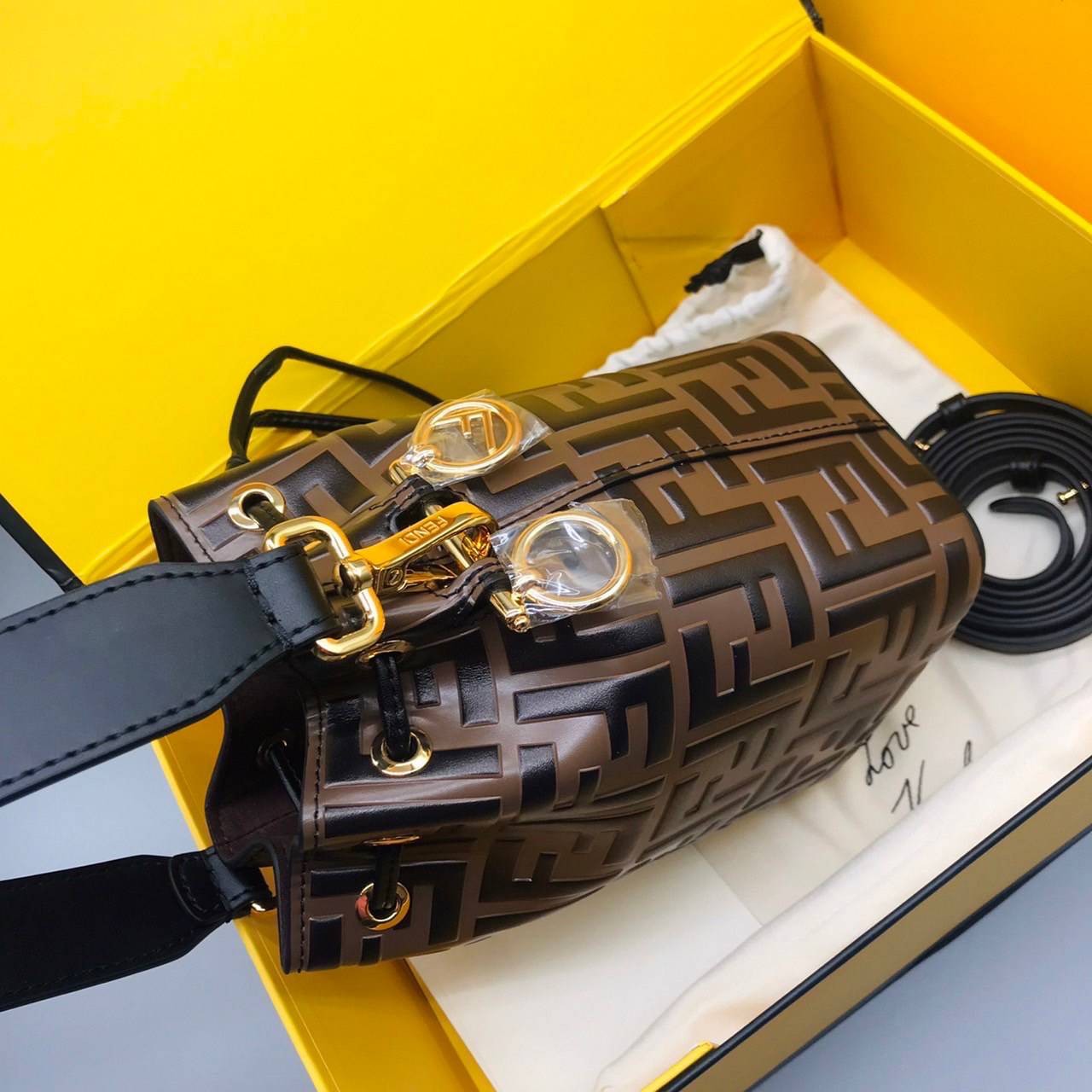 หนังแท้ 】Ori Fendi MonTresor mini Bucket Bag กระเป๋าถือหรือสะพายข้าง วัสดุหนังแท้ทรงขนมจีบ ลายแบรนด์ อะไหล่ทองหรูหรา จุของได้เยอะ น้ำหนักเบา ตั้งอยู่ทรง ด้านในโล่ง มี2สาย สายสั้น+ยาว ถอดสายได้ Crossbody ได้ สายยาวปรับระดับได้ คุ้มสุดๆ ใบนี้ไม่ควรพลาดค่ะ ด