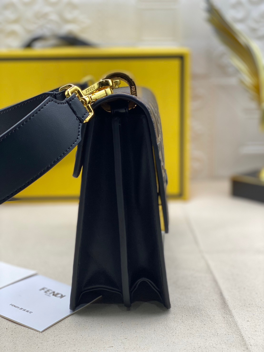 FENDI KAN leather bag เกรดออริจินอล สลับแท้ ด้วยสีและลวดลายคลาสสิกตามแบบแบรนด์ เข้าได้กับสาวๆ ทุกสไตล์