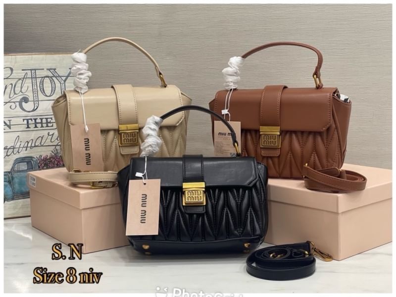 MIU MIU Matelesse Leather Crossbody bag กระเป๋าถือทรงมินิโท้ท พร้อมหูจับใช้งานง่าย และสายสะพายสุดชิค ปรับใช้ได้ตามสไตล์ความชอบได้เลย ดีไซน์เพิ่มดีเทล ด้วยการเดินด้ายเป็นเอกลักษณ์