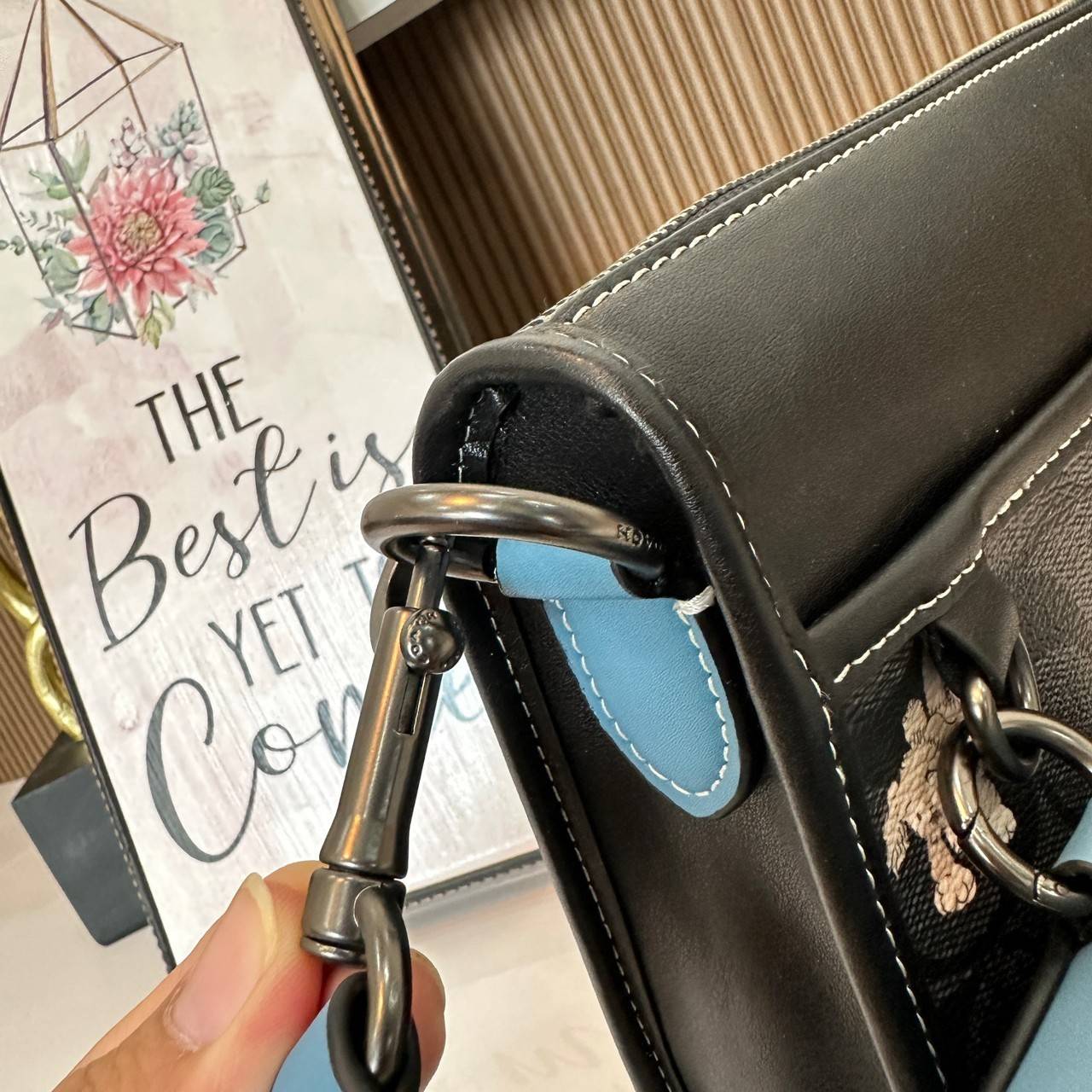 Coach Heritage Convertible Crossbody In Signature Canvas With Creature Print( cc131) กระเป๋าไฮบริดแบบถอดได้รุ่นใหม่ หล่อเท่ส์ สะพายสามารถสะพายทำงานดูดีสุดๆคะ มาพร้อมกระเป๋าใบเล็กห้อยสุดเก๋ วัสดุแคนวาสตัดขอบหนังแท้ เปิด ปิดด้วยซิป ซับในผ้า ด้านนอกกระเป๋าเป