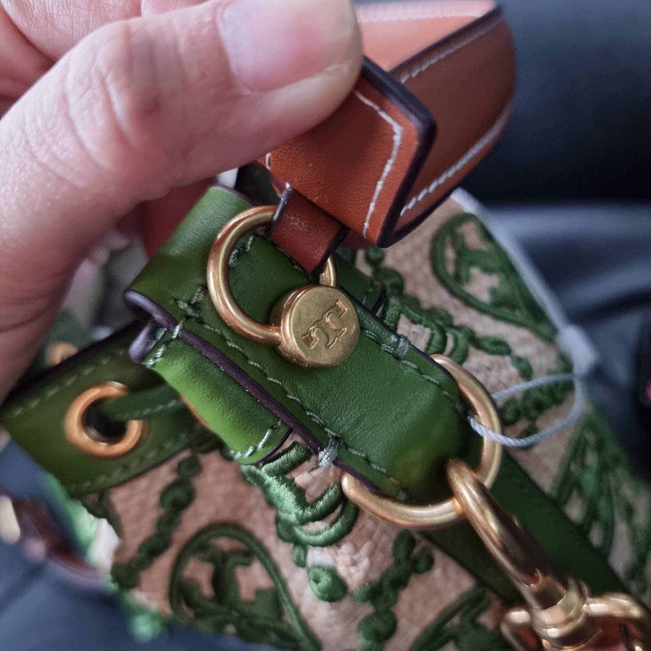 TORY BURCH T MONOGRAM STRAW BUCKET BAG NATURAL/SHISO 🌿สวยงามสะดุดตามากๆค่ะ จัดหนักกันไปเลยจ้า กับรุ่นที่สาวๆรอคอย พร้อมเสิร์ฟความสวยให้ถึงบ้านแล้วน้า กระเป๋าบัคเก็ตทรงยอดนิยม ดีไซน์ใหม่ล่าสุด ยูนีคไม่เหมือนใคร ลายสานเต็มใบพร้อมปักโลโก้เอกลักษณ์สีเ