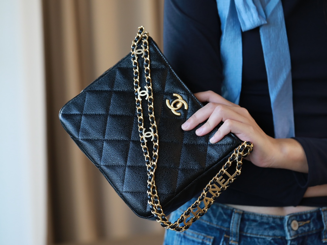 Chanel 22s small hobo bag black caviar / CHANEL VIP GIFT CAVIER BAG กระเป๋าทรงสะพายข้าง ที่กำลังมาแรงมาในตอนนี้ ตัวกระเป๋าเป็นหนังลายคาเวียร์สวยหรูมาก อะไหล่ทองวินเทจทั้งใบ ด้านหน้าประดับโลโก้แบรนด์ เปิดปิดด้วยตัวหมุนล้อค ด้านในใส่กระเป๋าสตางค์ได้ถึงใบยาว
